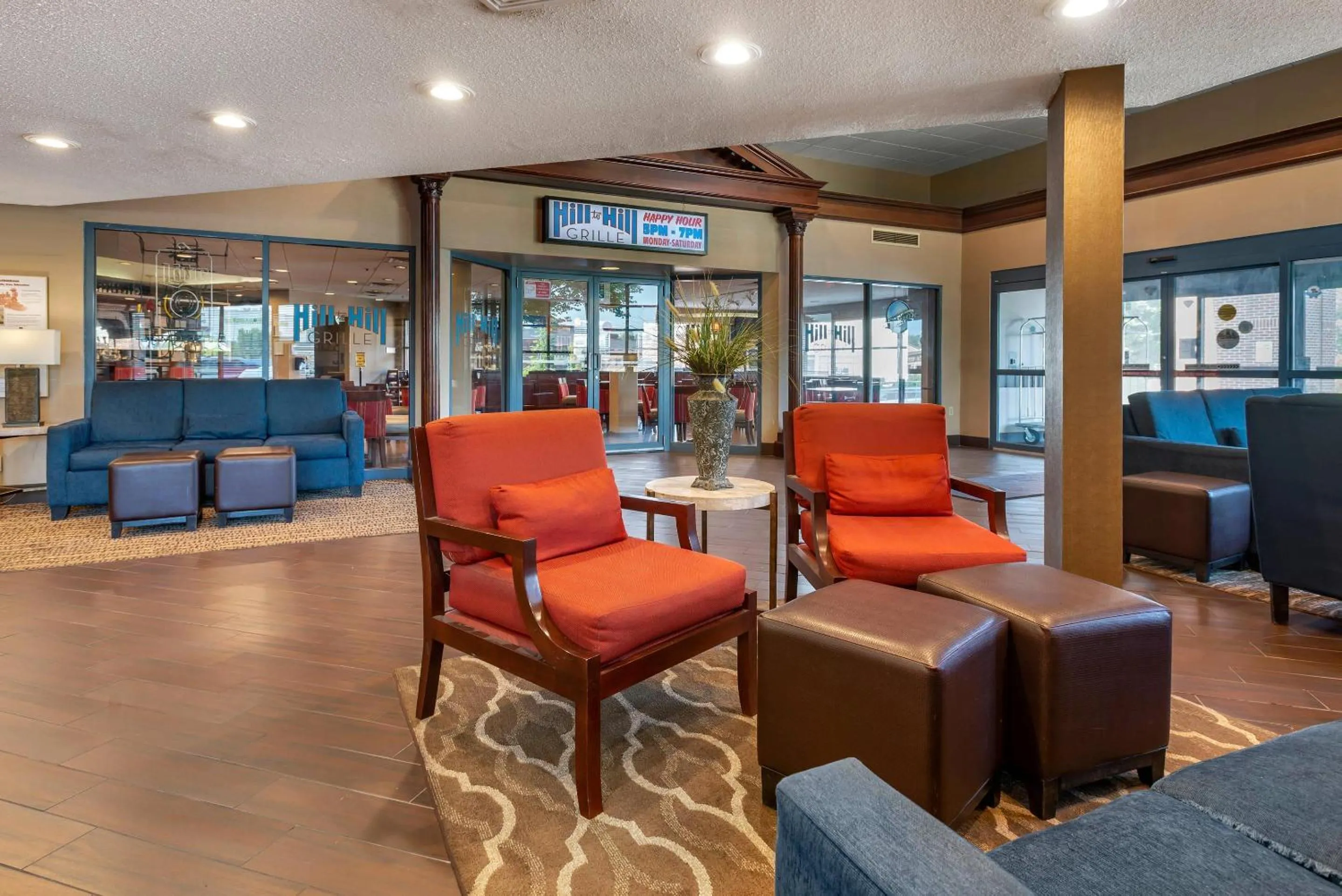 Lobby or reception in Comfort Suites Bethlehem Near Lehigh University and LVI Airport