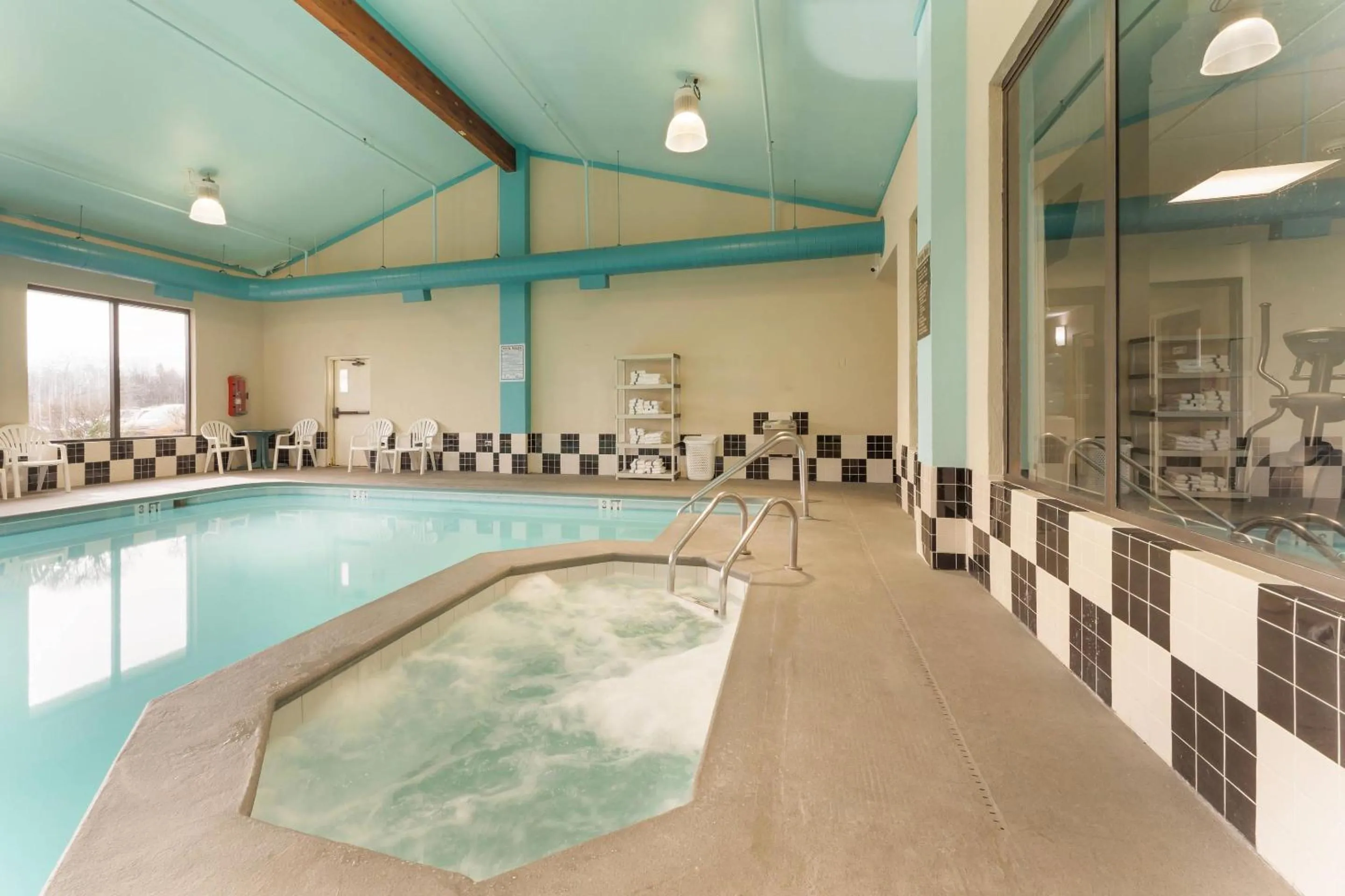 Swimming pool in Comfort Inn Ebensburg