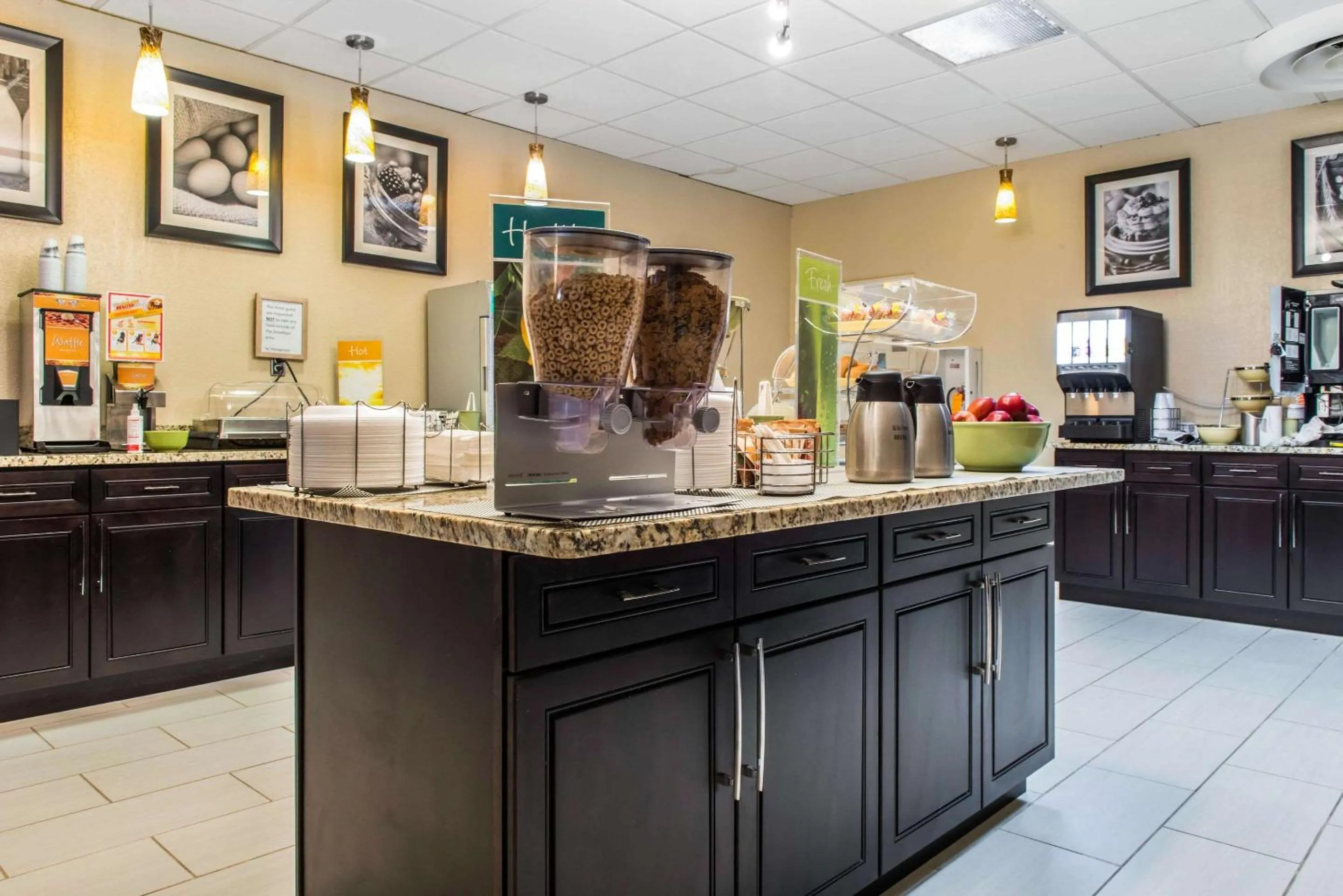 Restaurant/places to eat in Quality Inn New Kensington