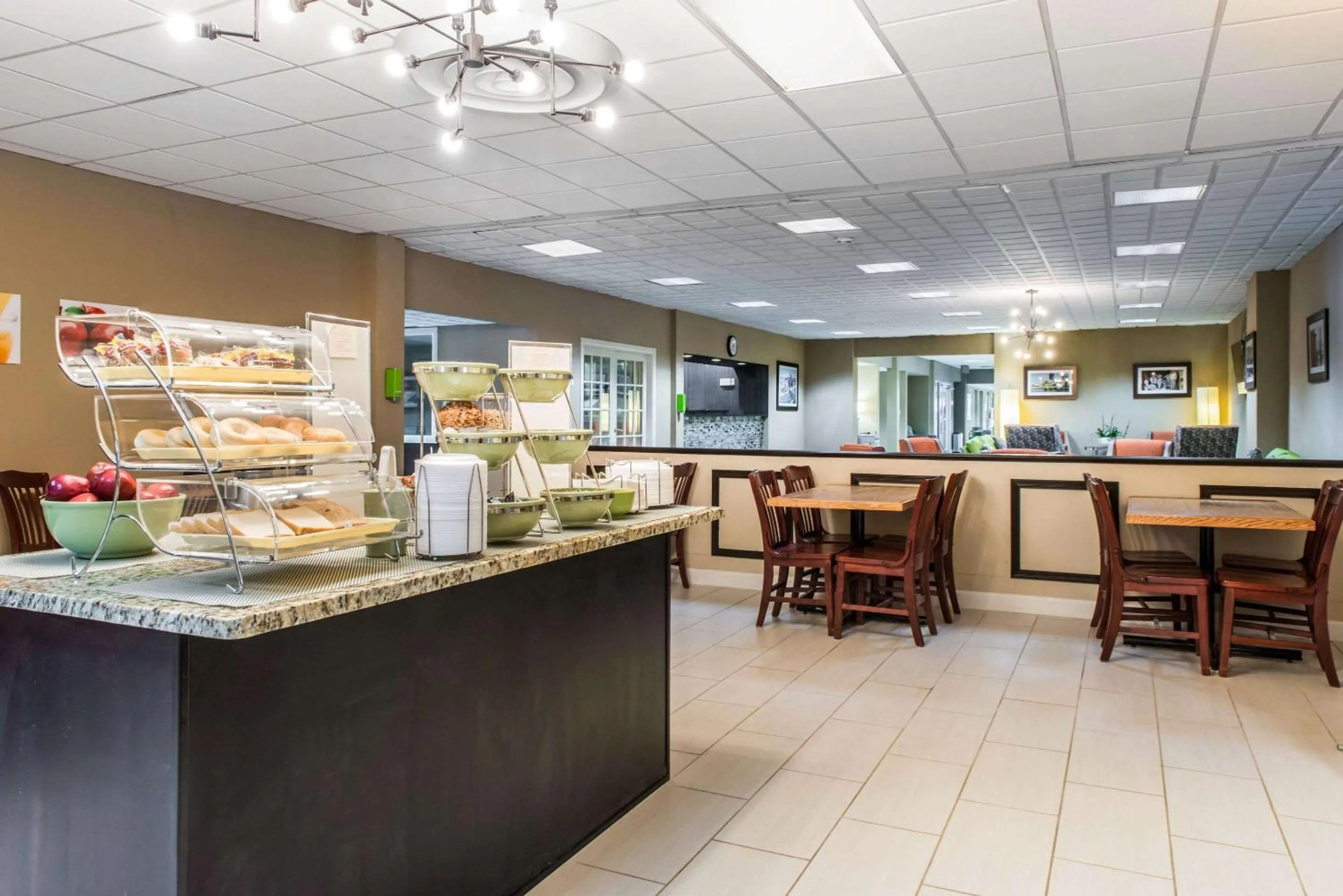 Restaurant/places to eat in Quality Inn New Kensington