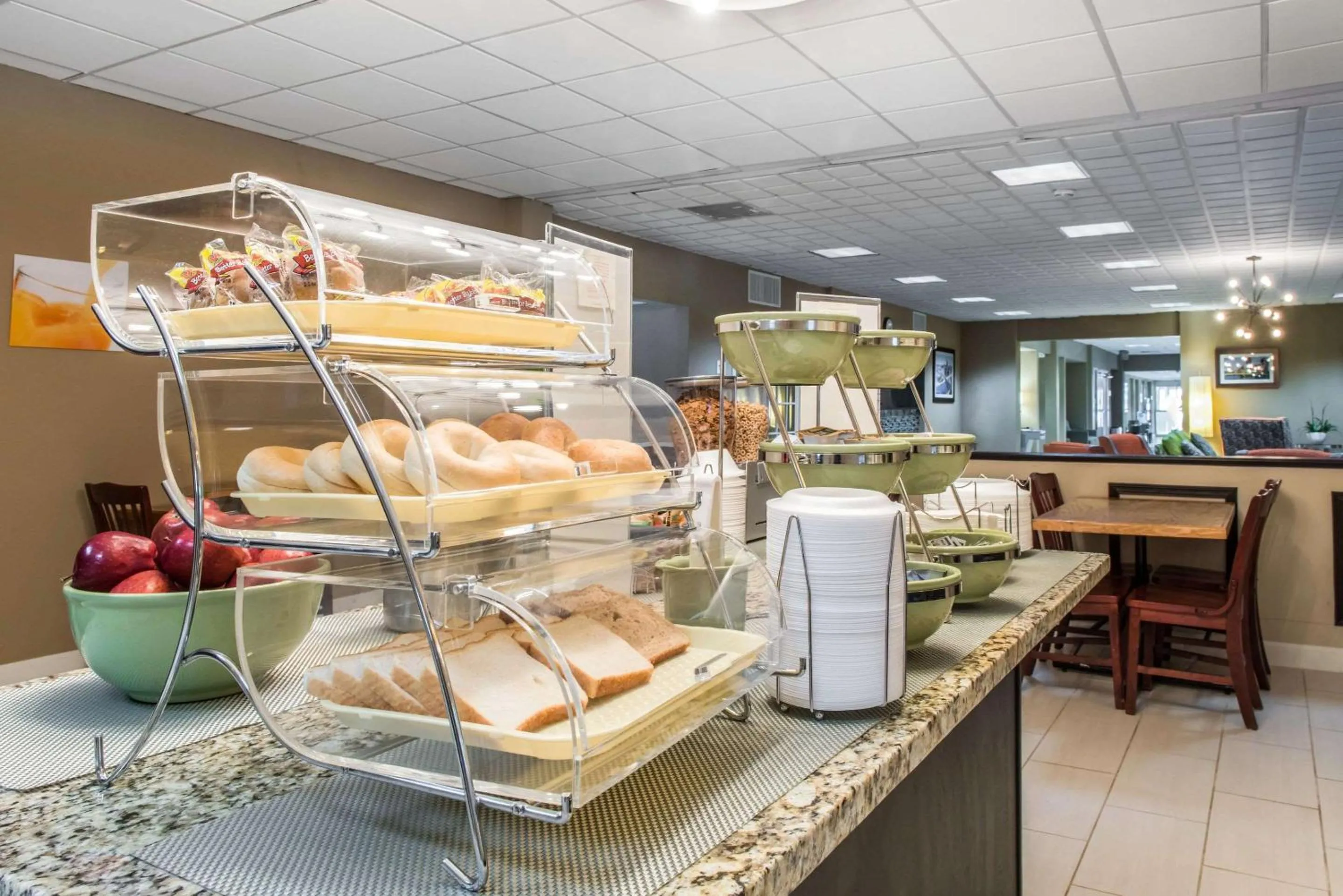 Restaurant/places to eat in Quality Inn New Kensington