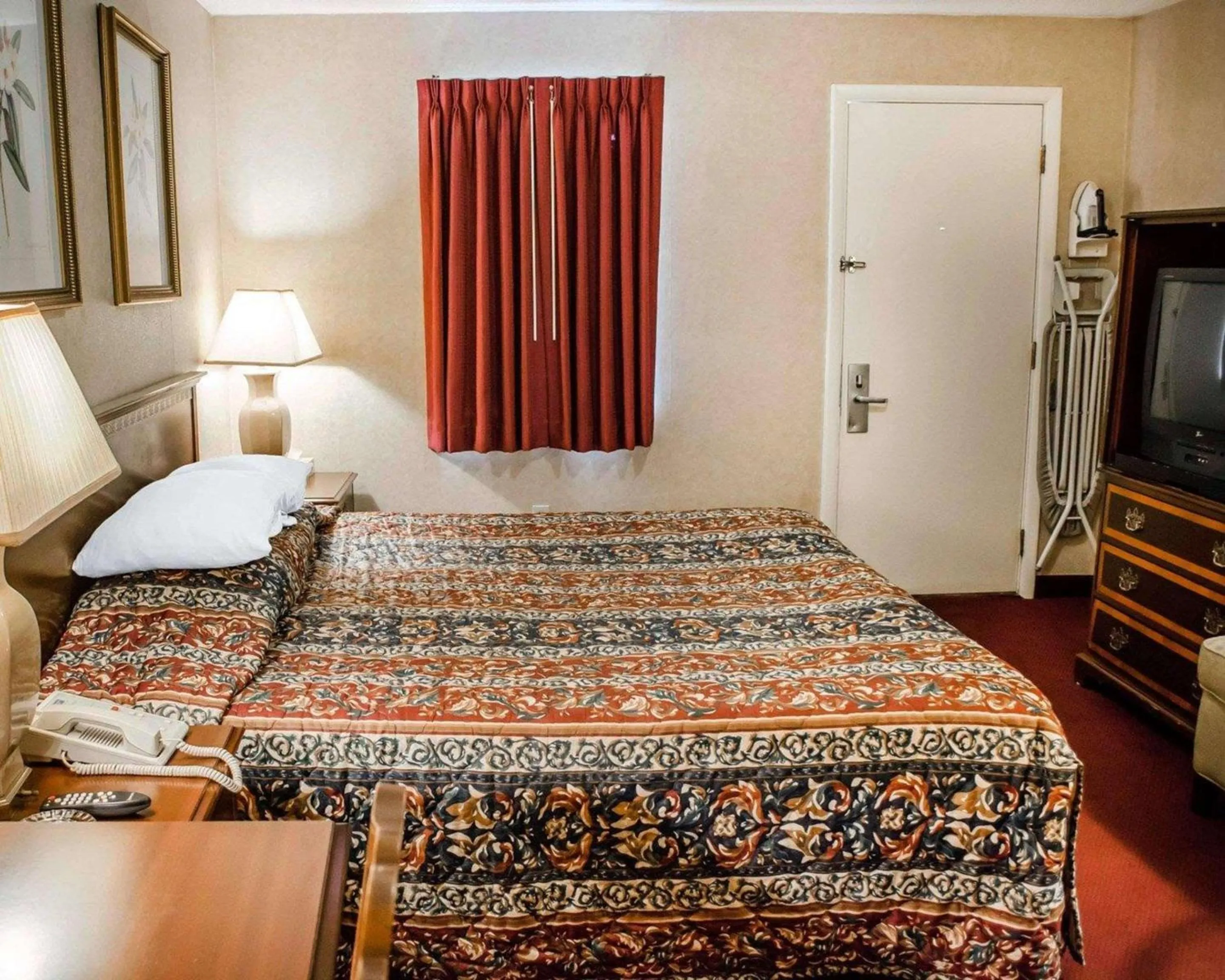 Photo of the whole room, Bed in Rodeway Inn Dillsburg