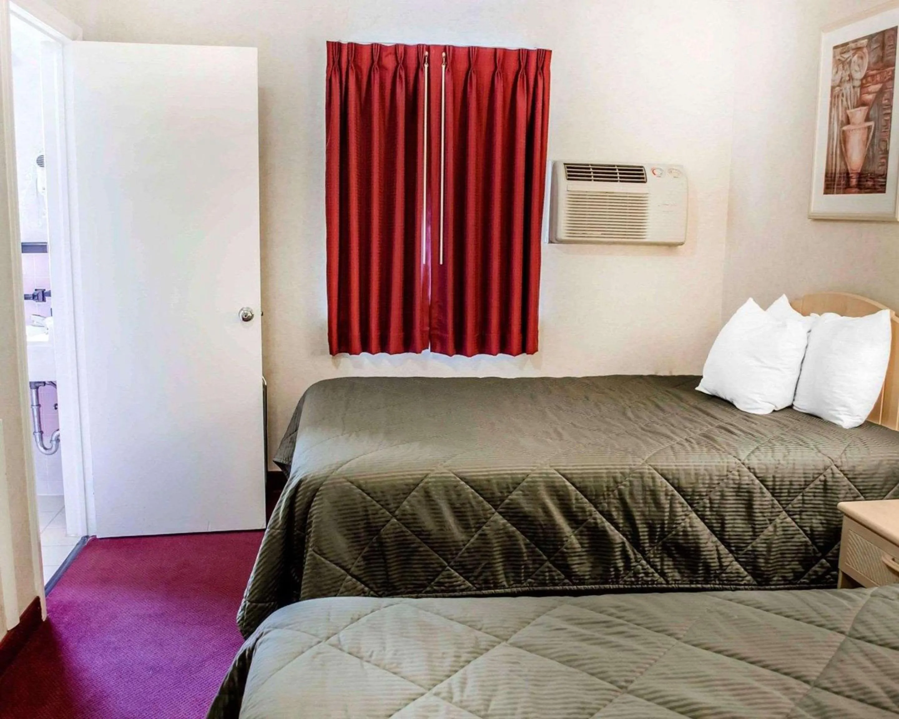 Photo of the whole room, Bed in Rodeway Inn Dillsburg