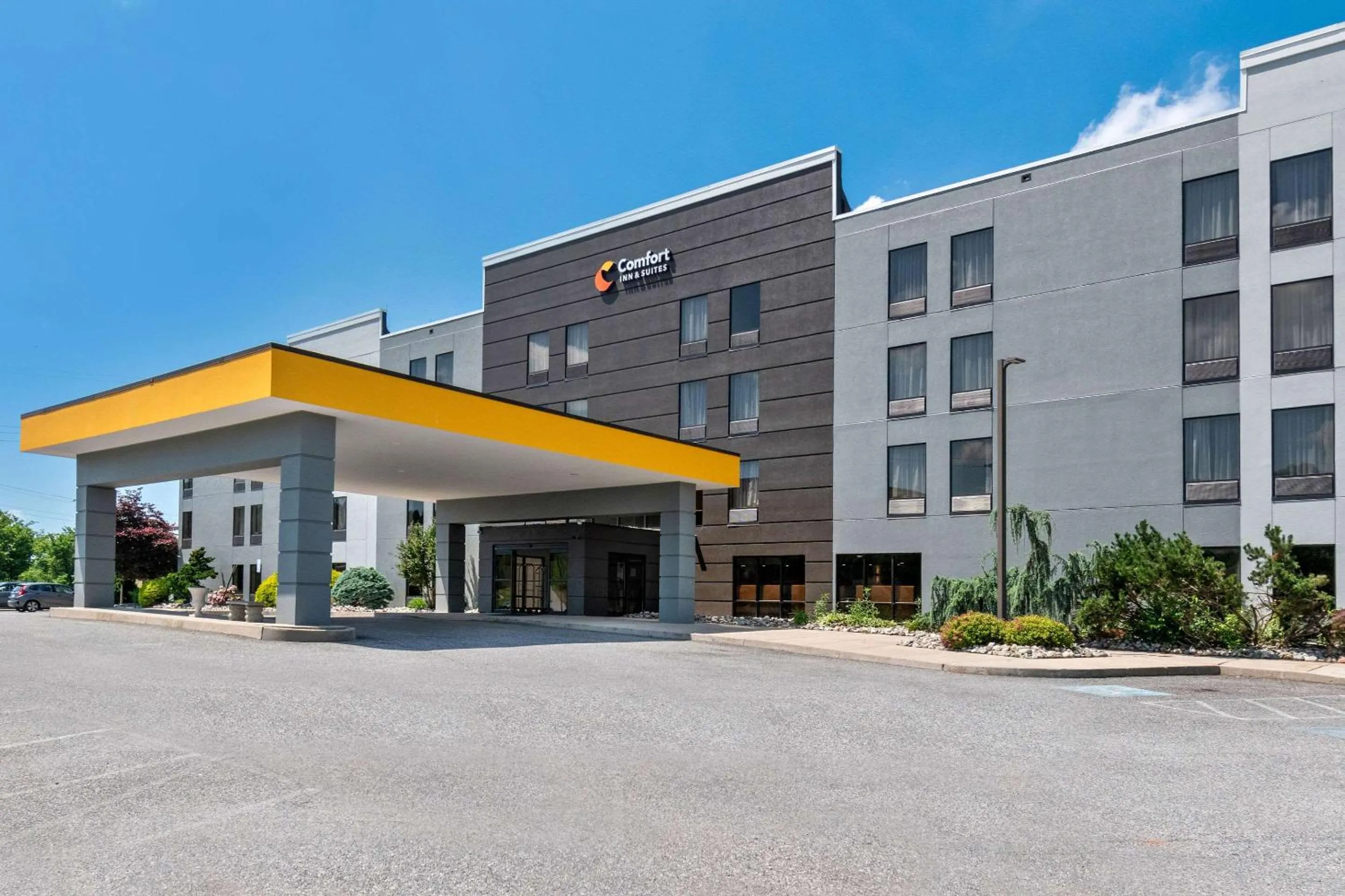 Property building in Comfort Inn & Suites York North