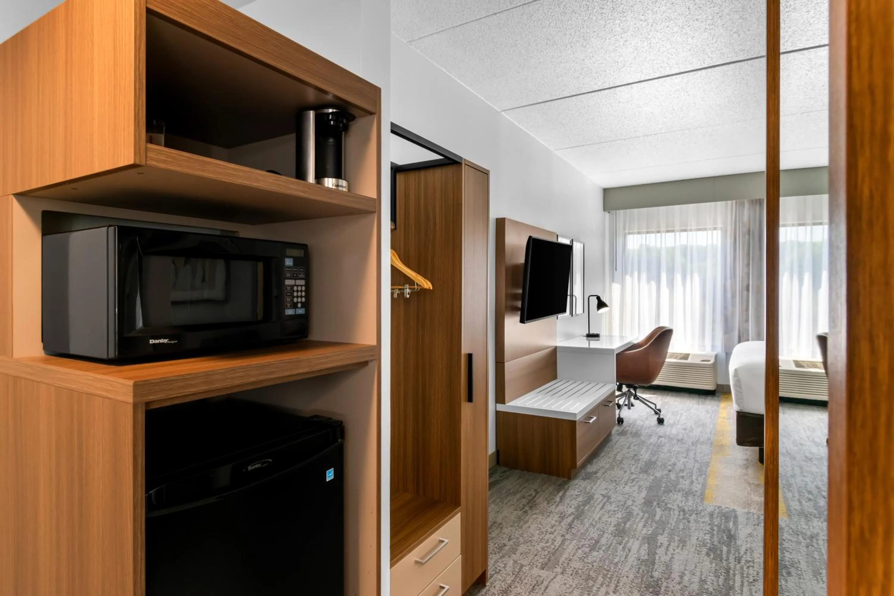 TV and multimedia, Bed in Comfort Inn & Suites York North