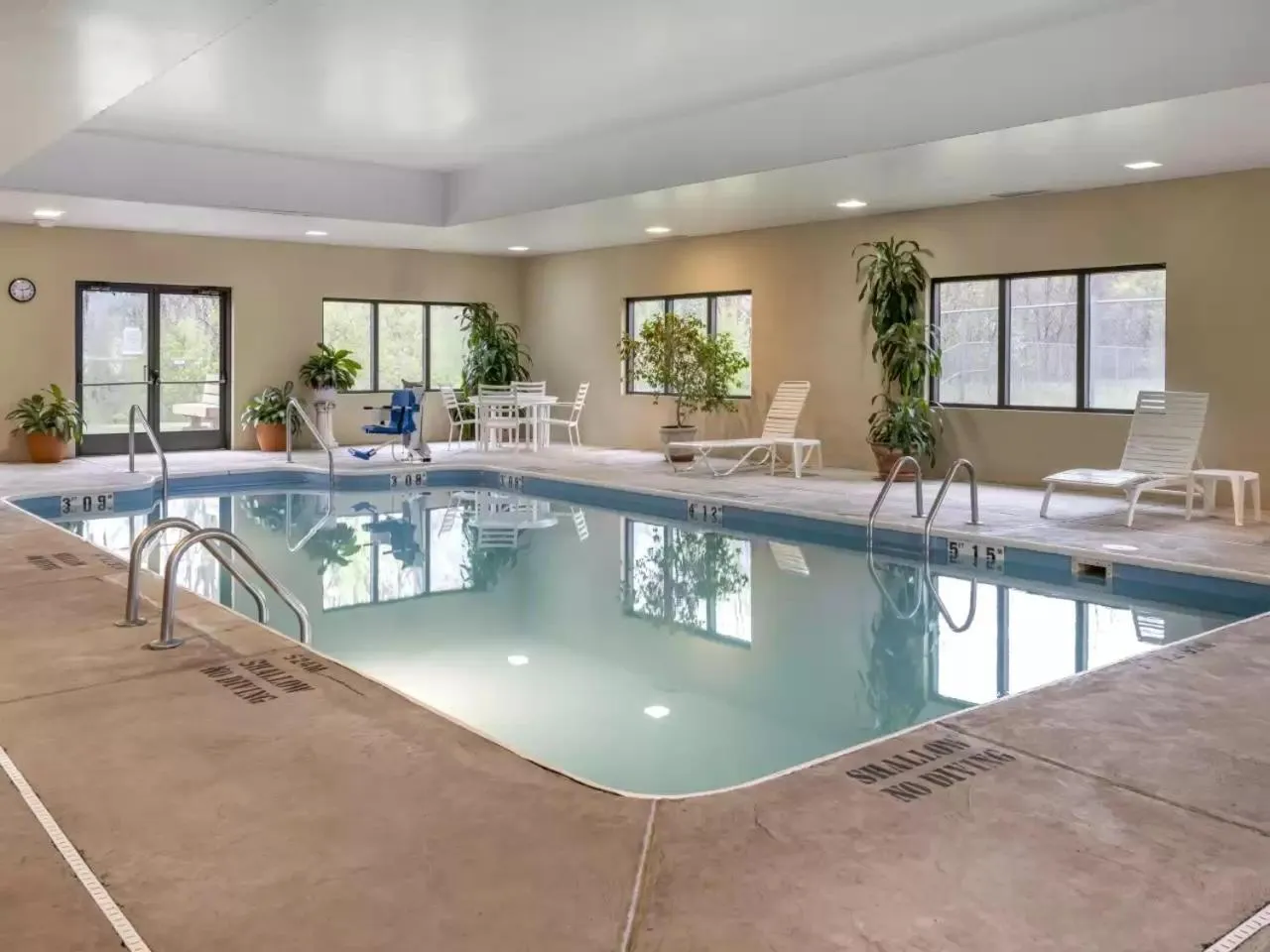 Swimming pool in Comfort Inn Duncansville - Altoona