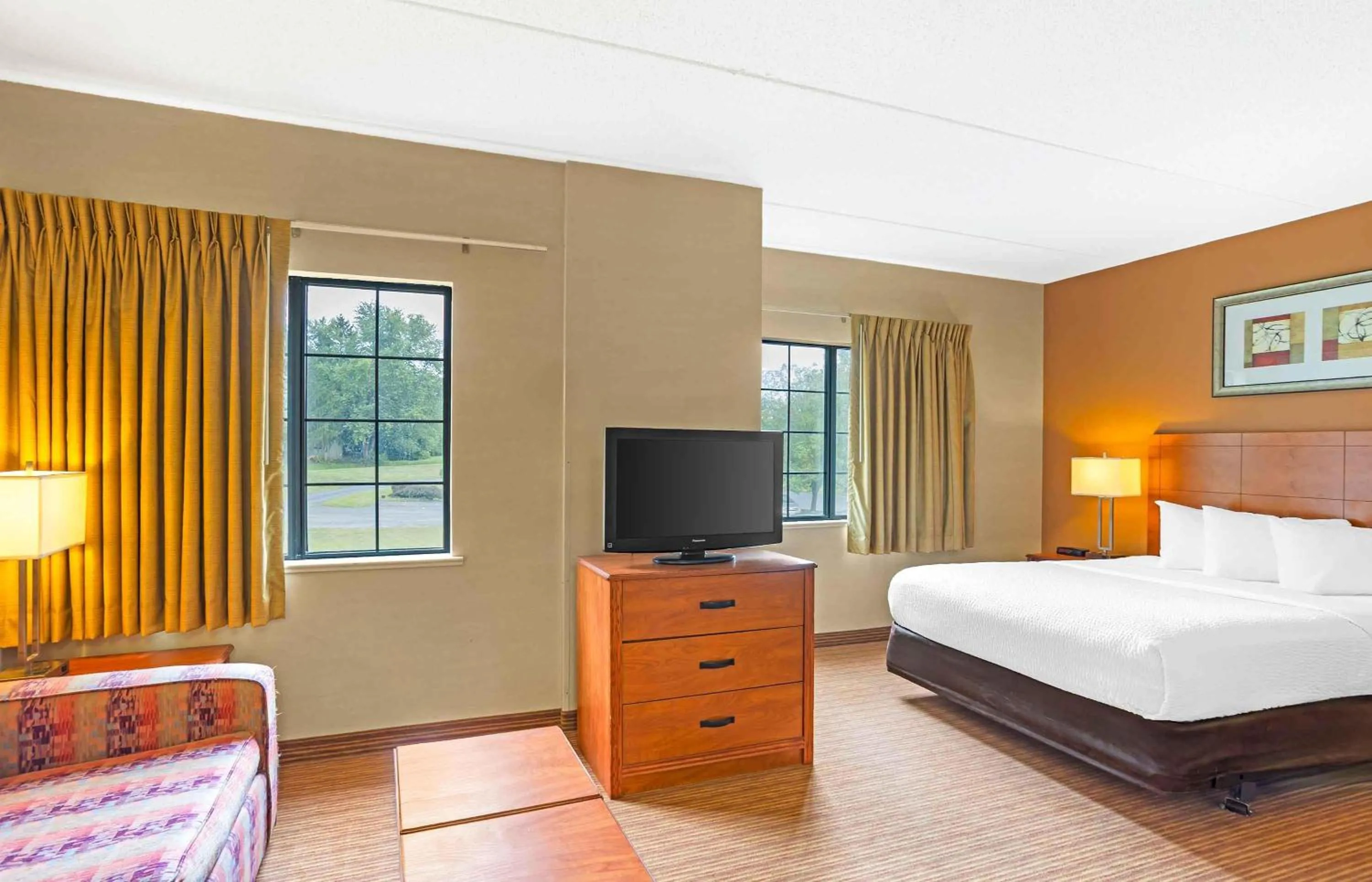 Bedroom, Bed in Extended Stay America Suites - Lancaster County