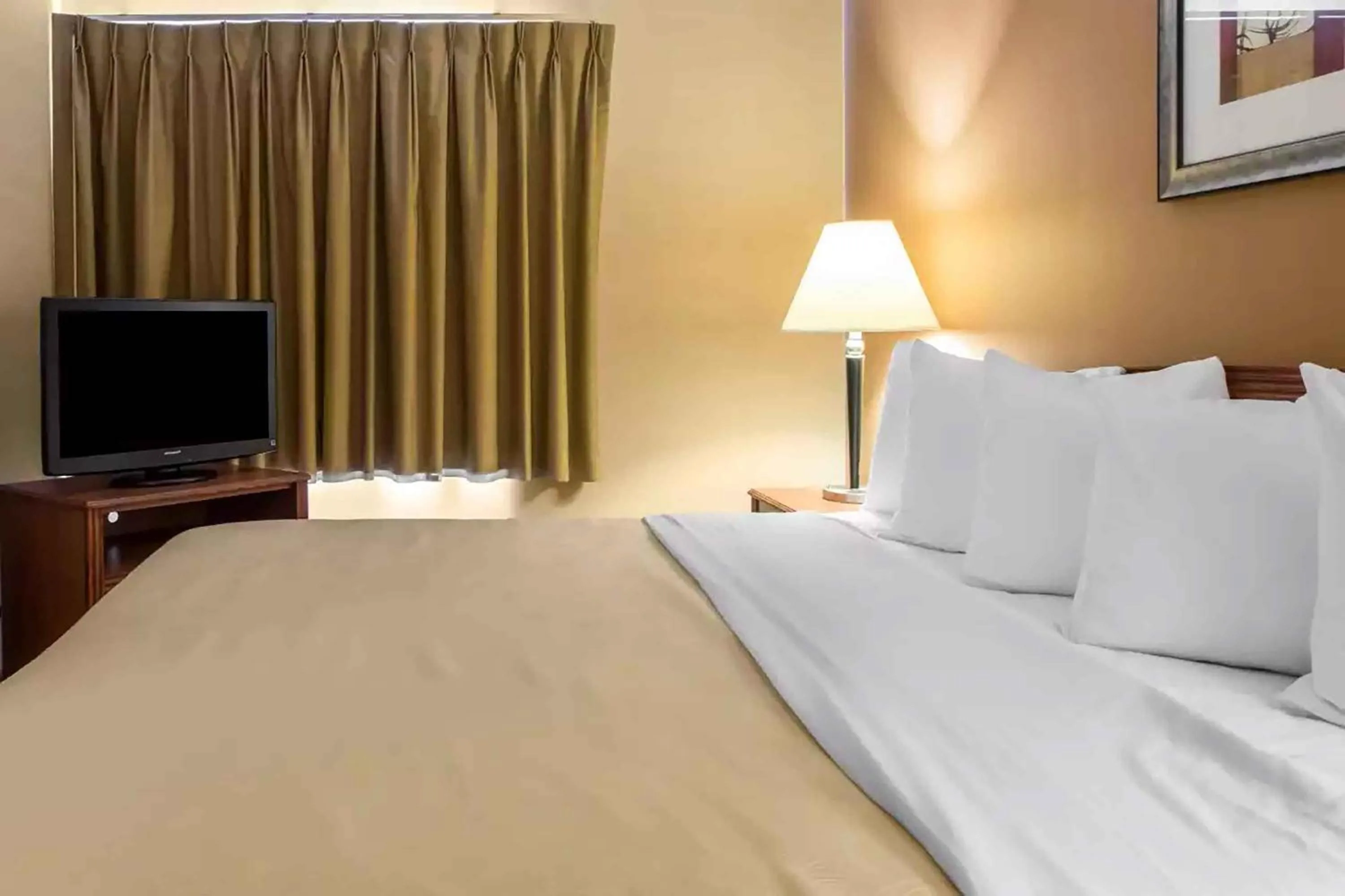 Bedroom, Bed in Extended Stay America Suites - Lancaster County