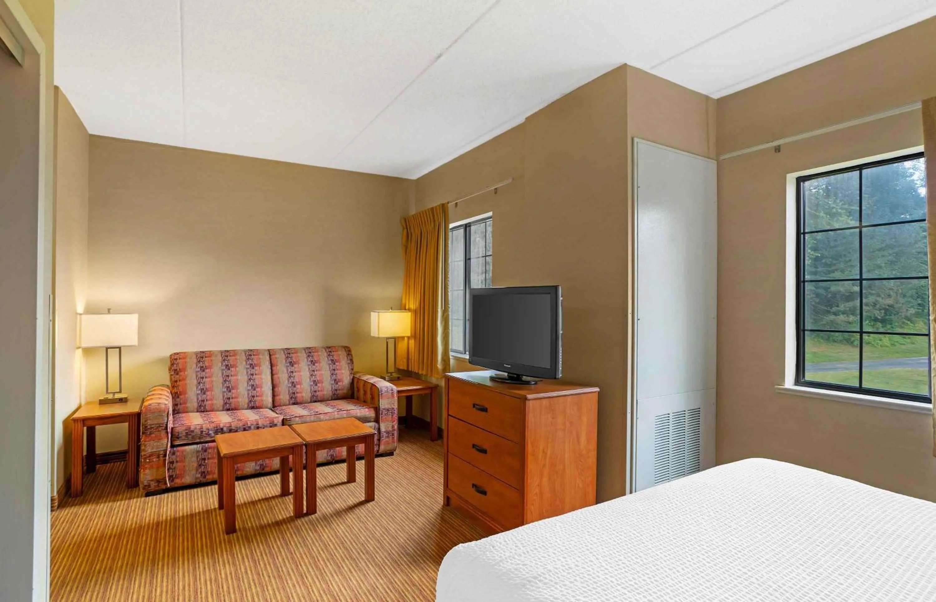 Bedroom, Bed in Extended Stay America Suites - Lancaster County