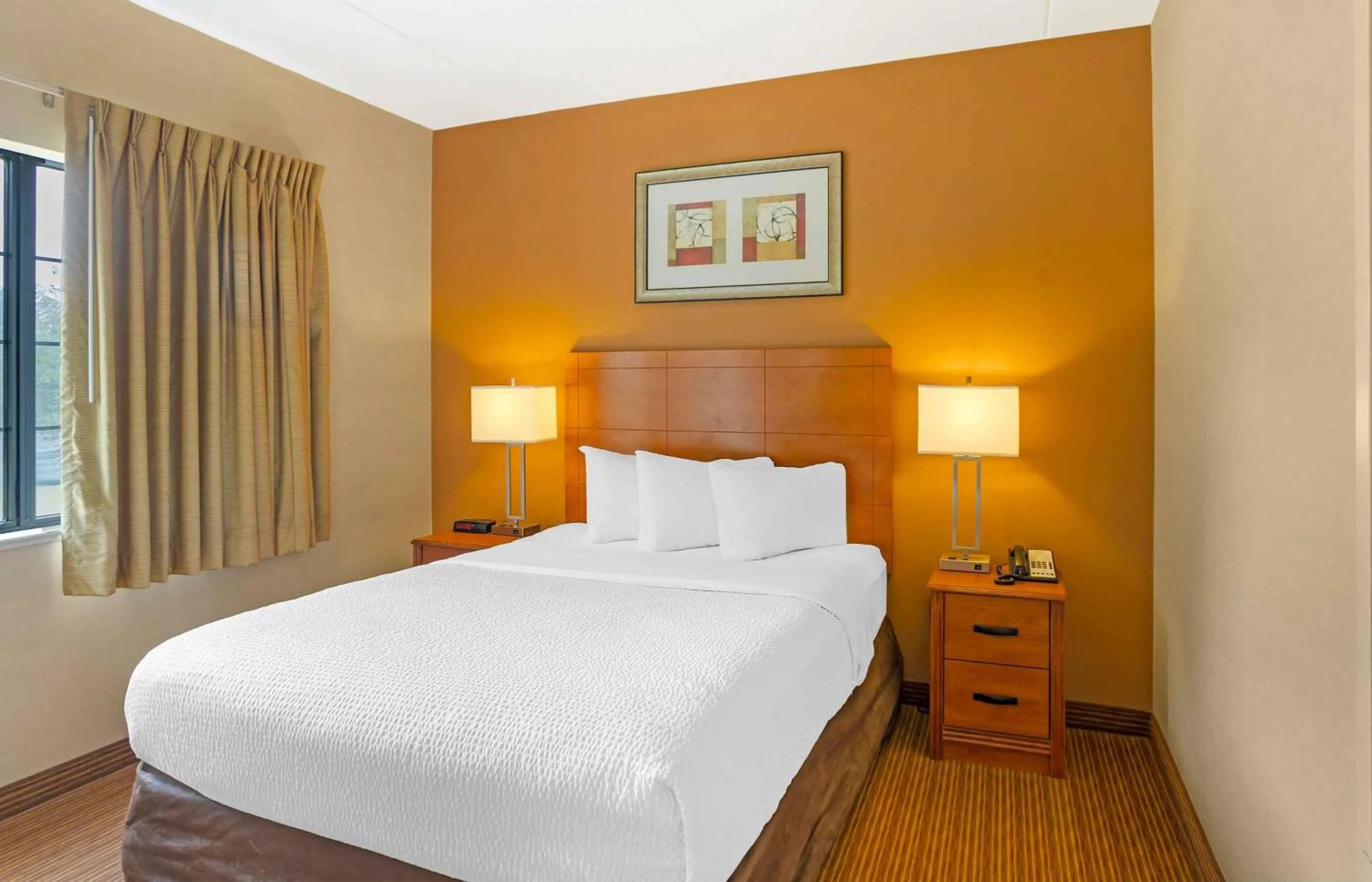 Bedroom, Bed in Extended Stay America Suites - Lancaster County