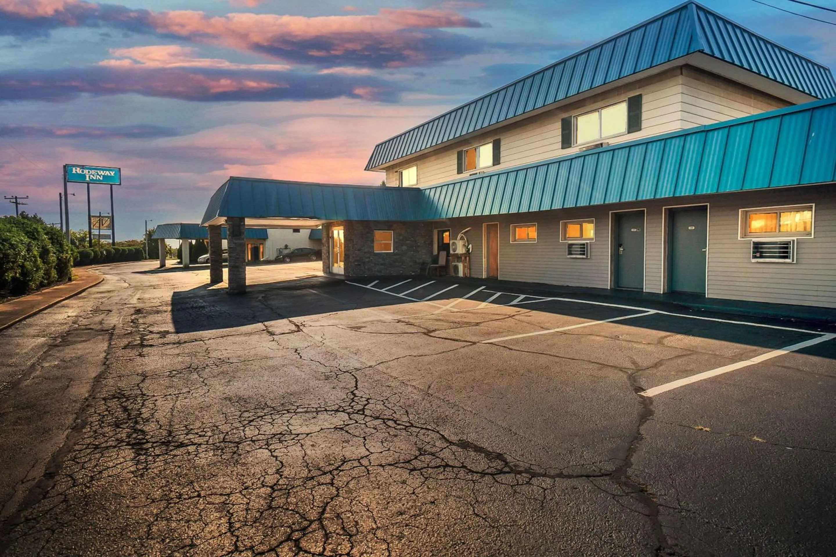 Property building in Rodeway Inn Moosic - Scranton