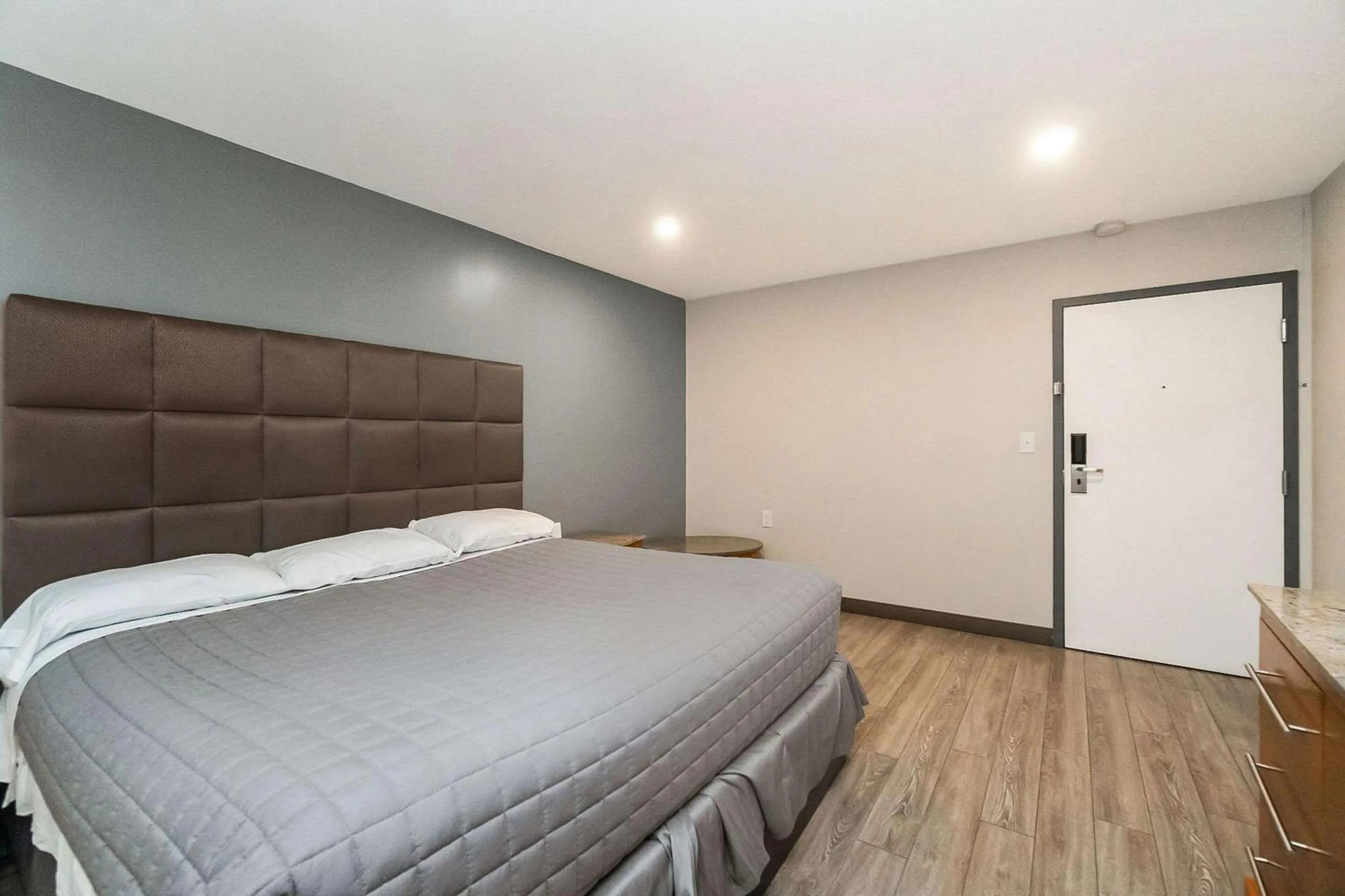 Bedroom, Bed in Rodeway Inn Moosic - Scranton