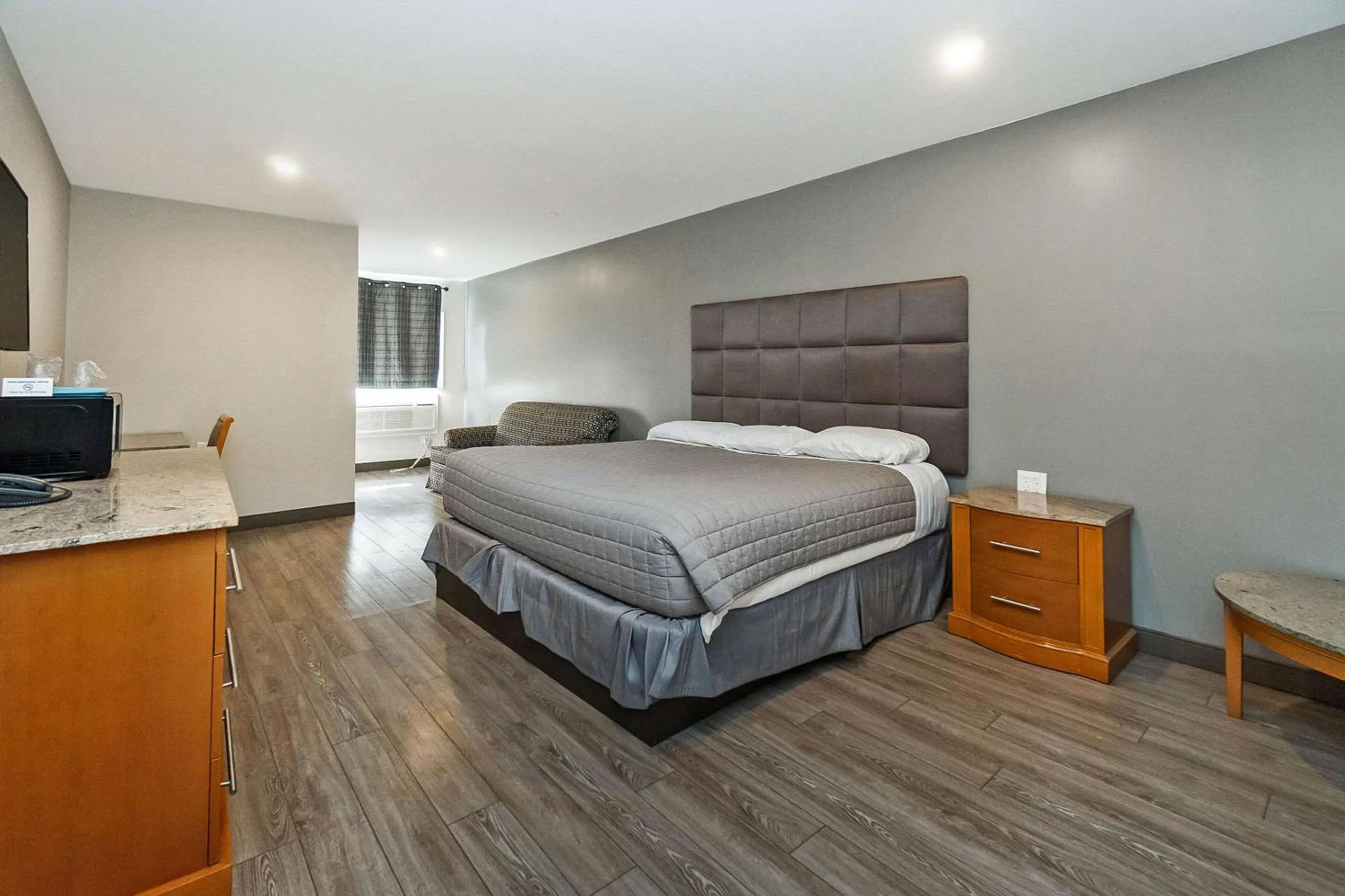 Bedroom, Bed in Rodeway Inn Moosic - Scranton