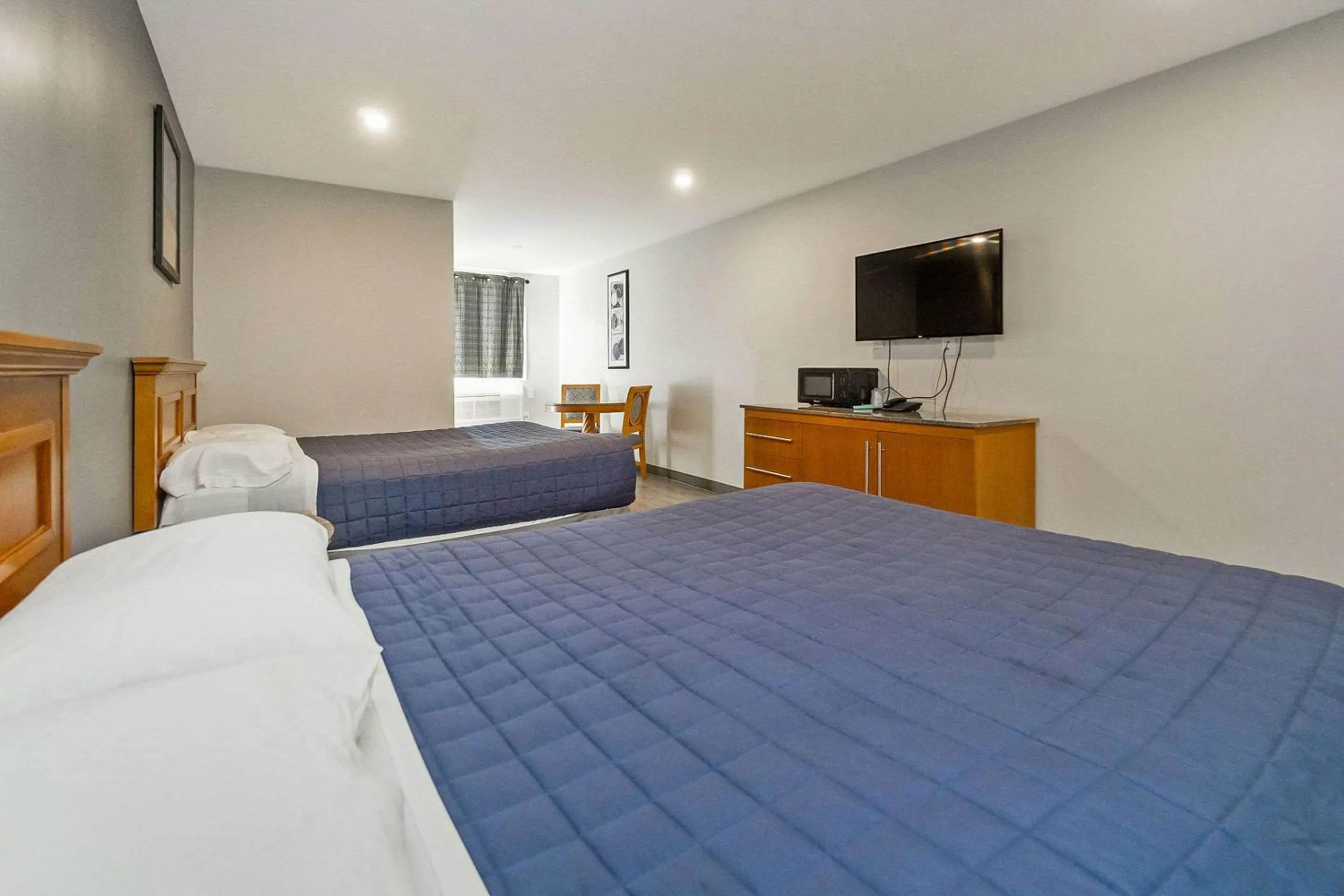 Bedroom, Bed in Rodeway Inn Moosic - Scranton