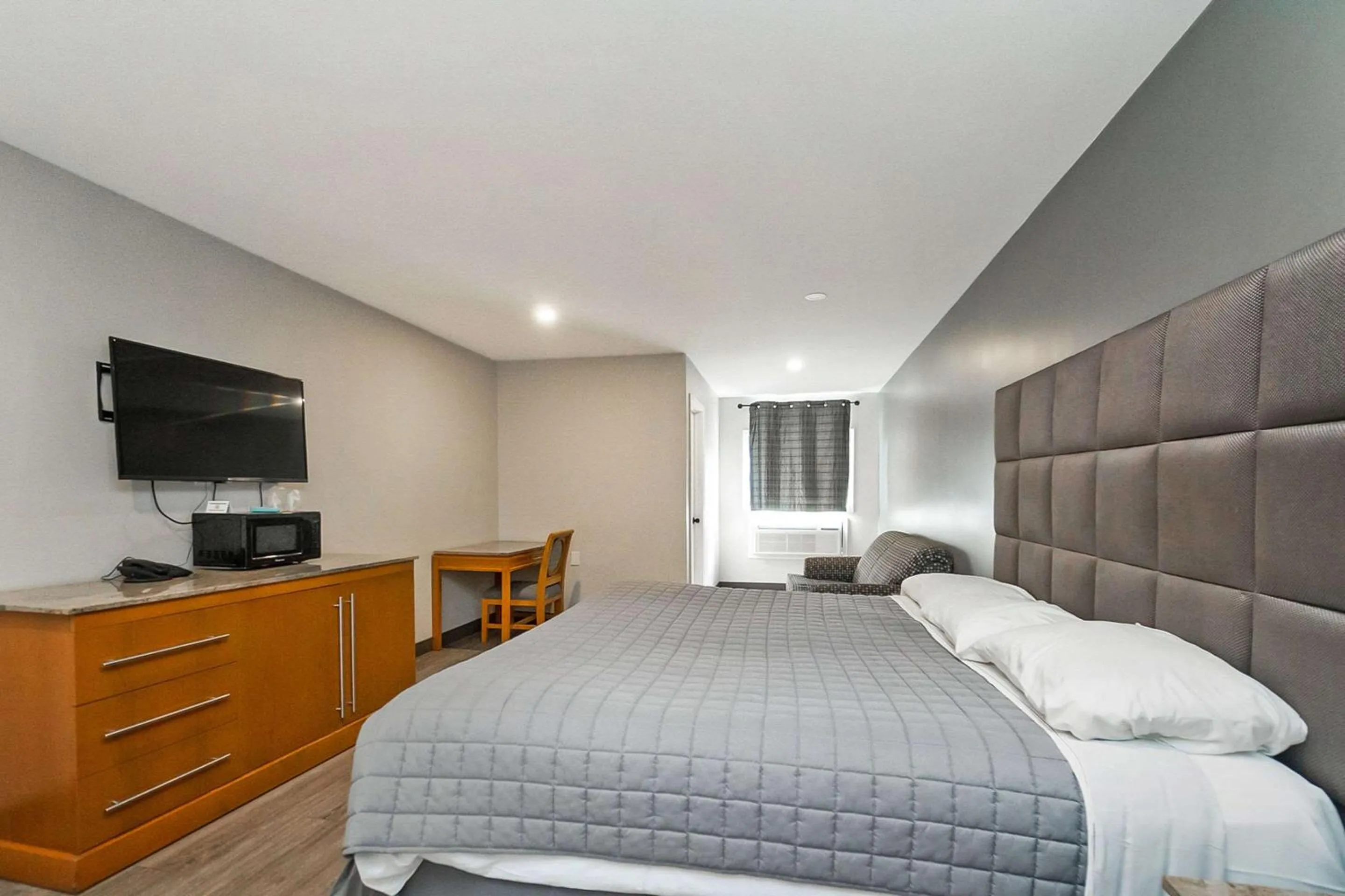 Bedroom, Bed in Rodeway Inn Moosic - Scranton