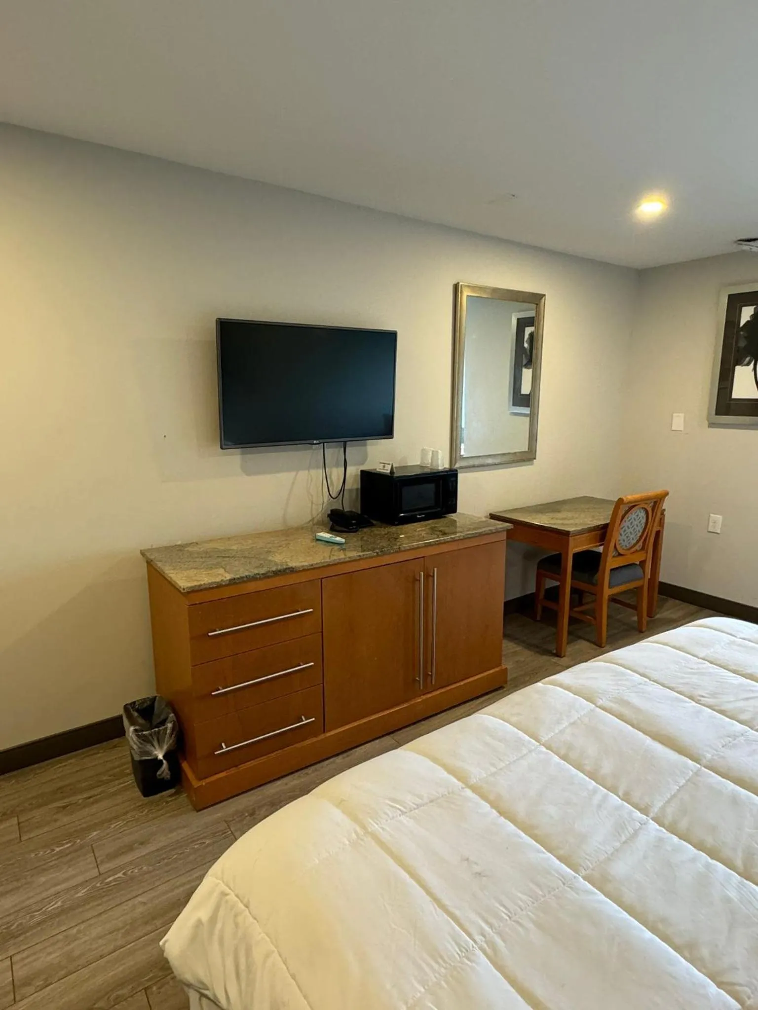 TV and multimedia, Bed in Rodeway Inn Moosic - Scranton
