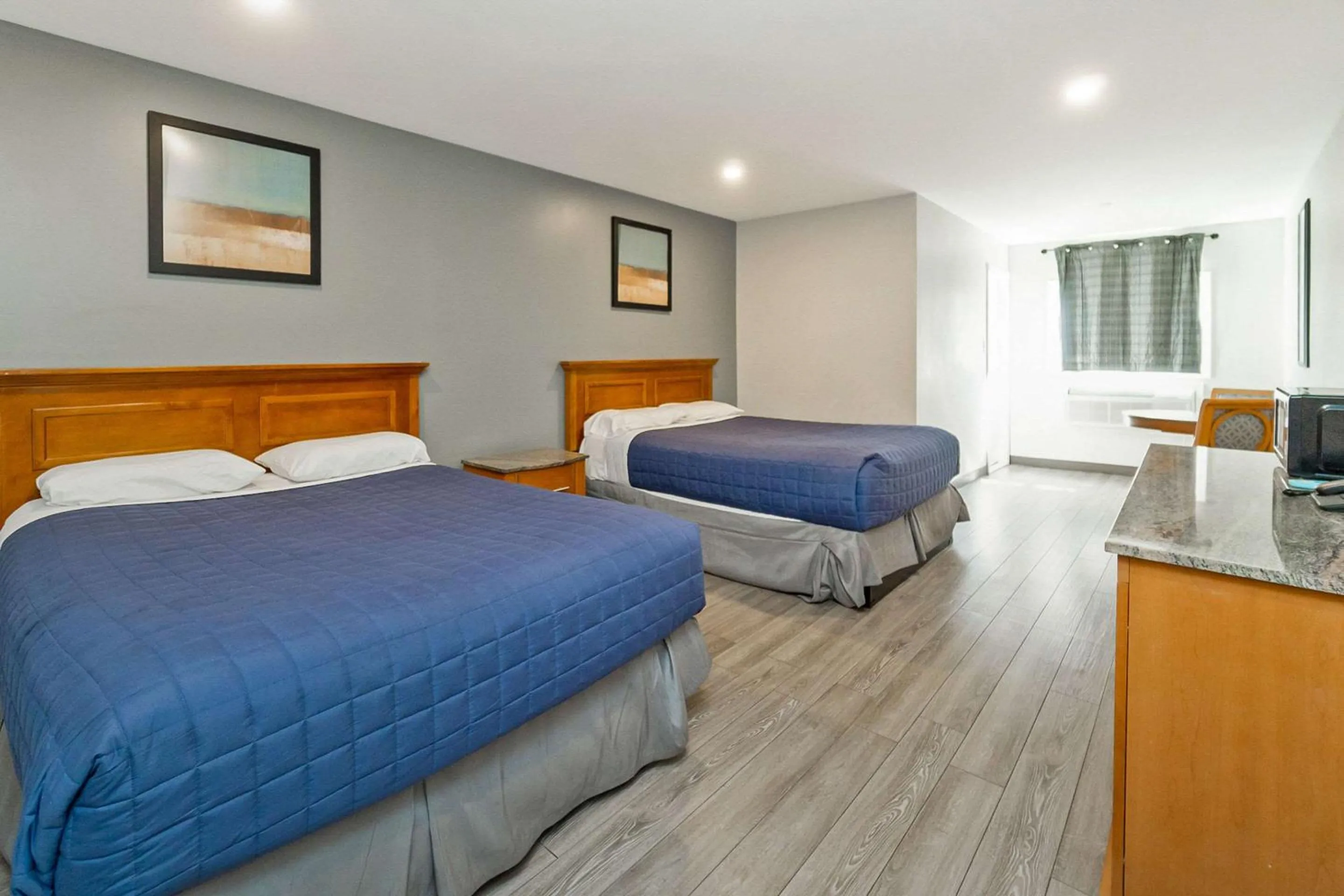 Bedroom, Bed in Rodeway Inn Moosic - Scranton