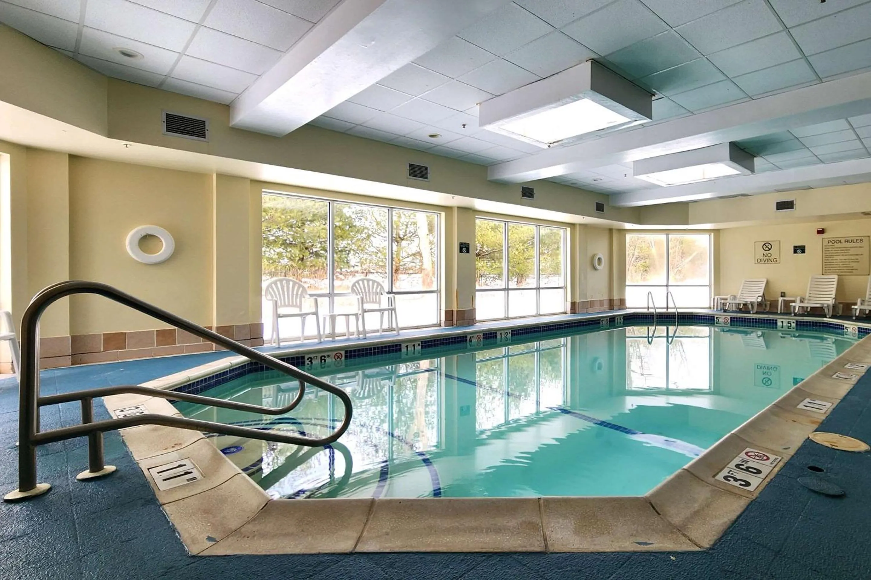 Swimming pool in Comfort Inn & Suites Mount Pocono