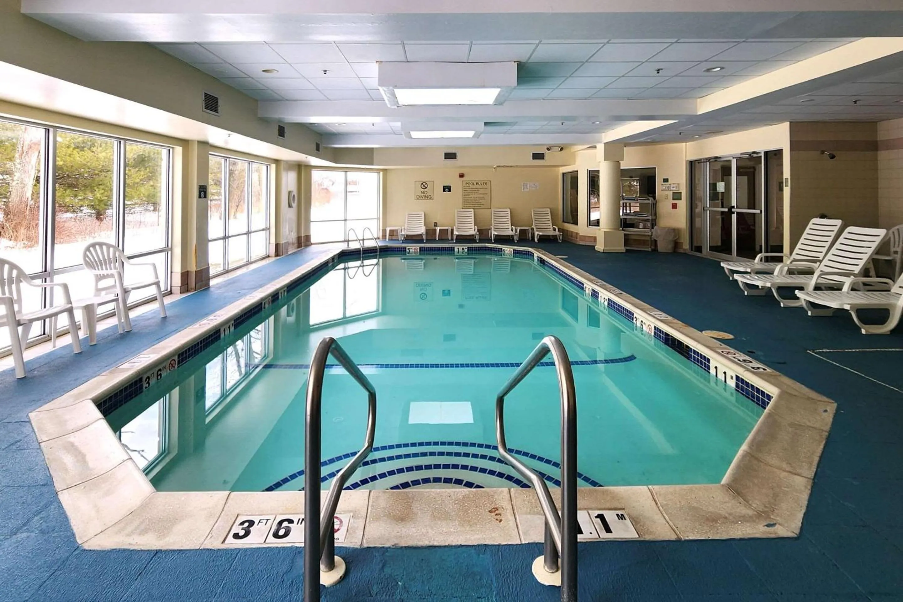 Swimming pool in Comfort Inn & Suites Mount Pocono
