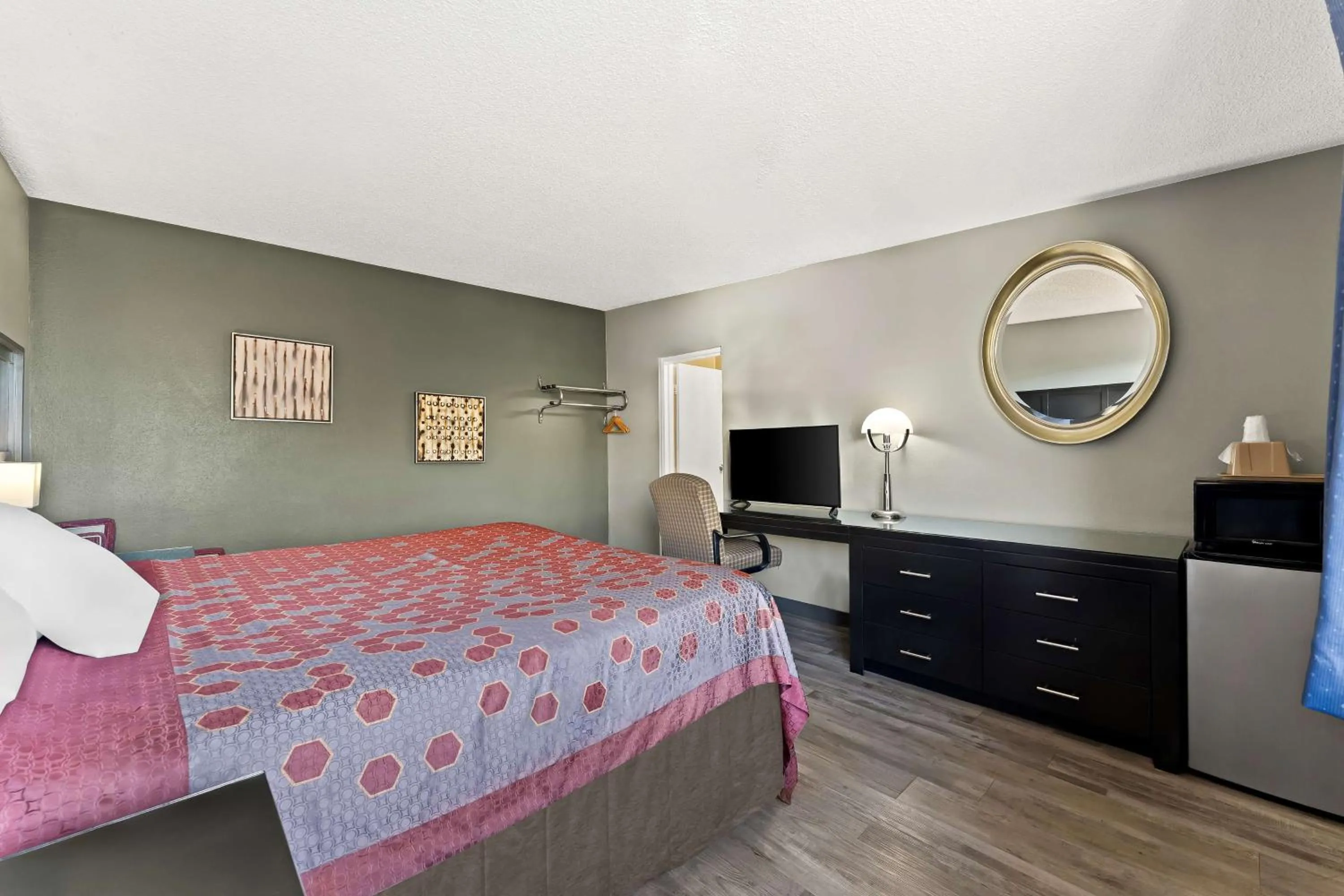 Bedroom, Bed in Knights Inn Montgomeryville