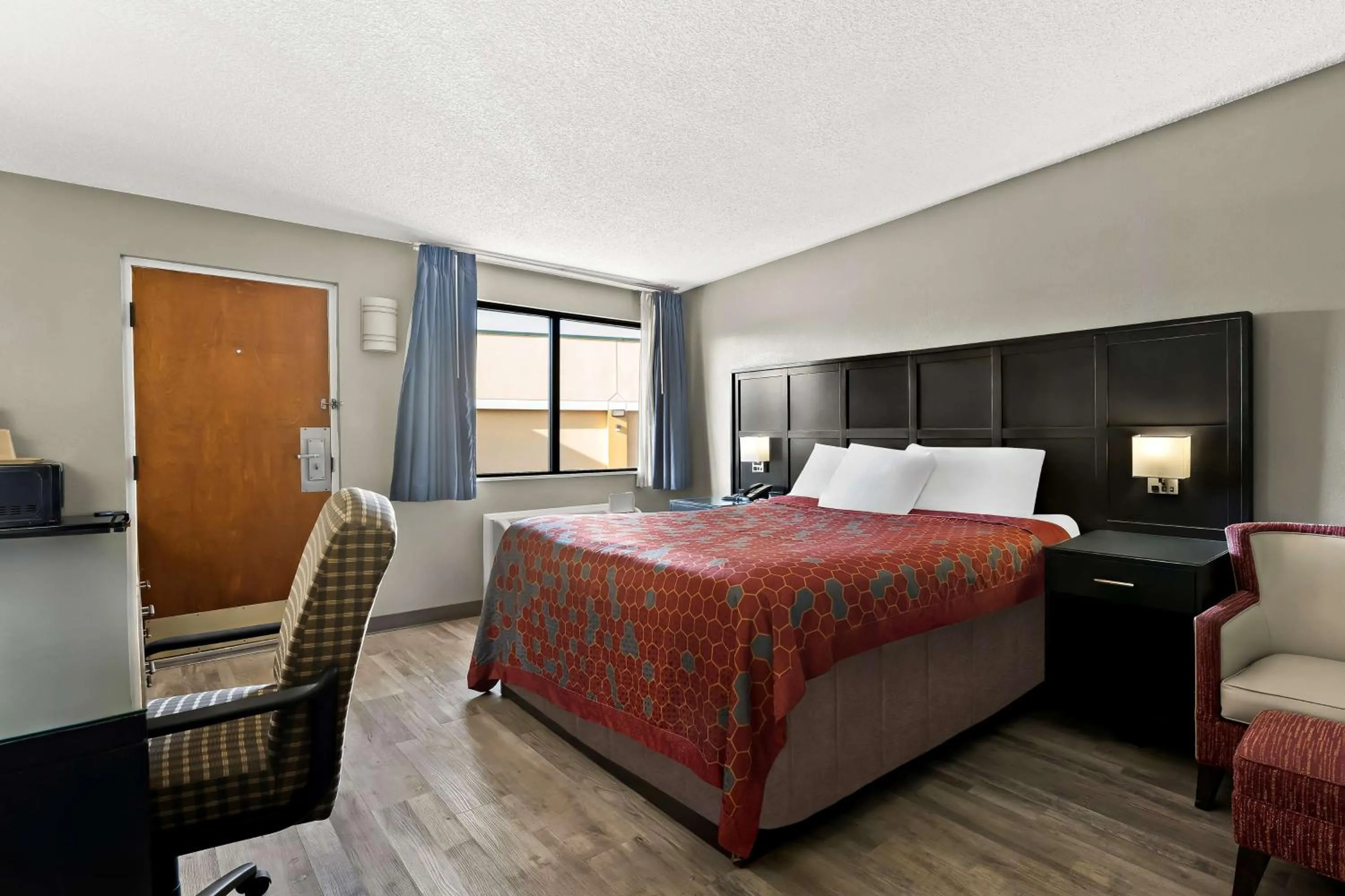 Bedroom, Bed in Knights Inn Montgomeryville