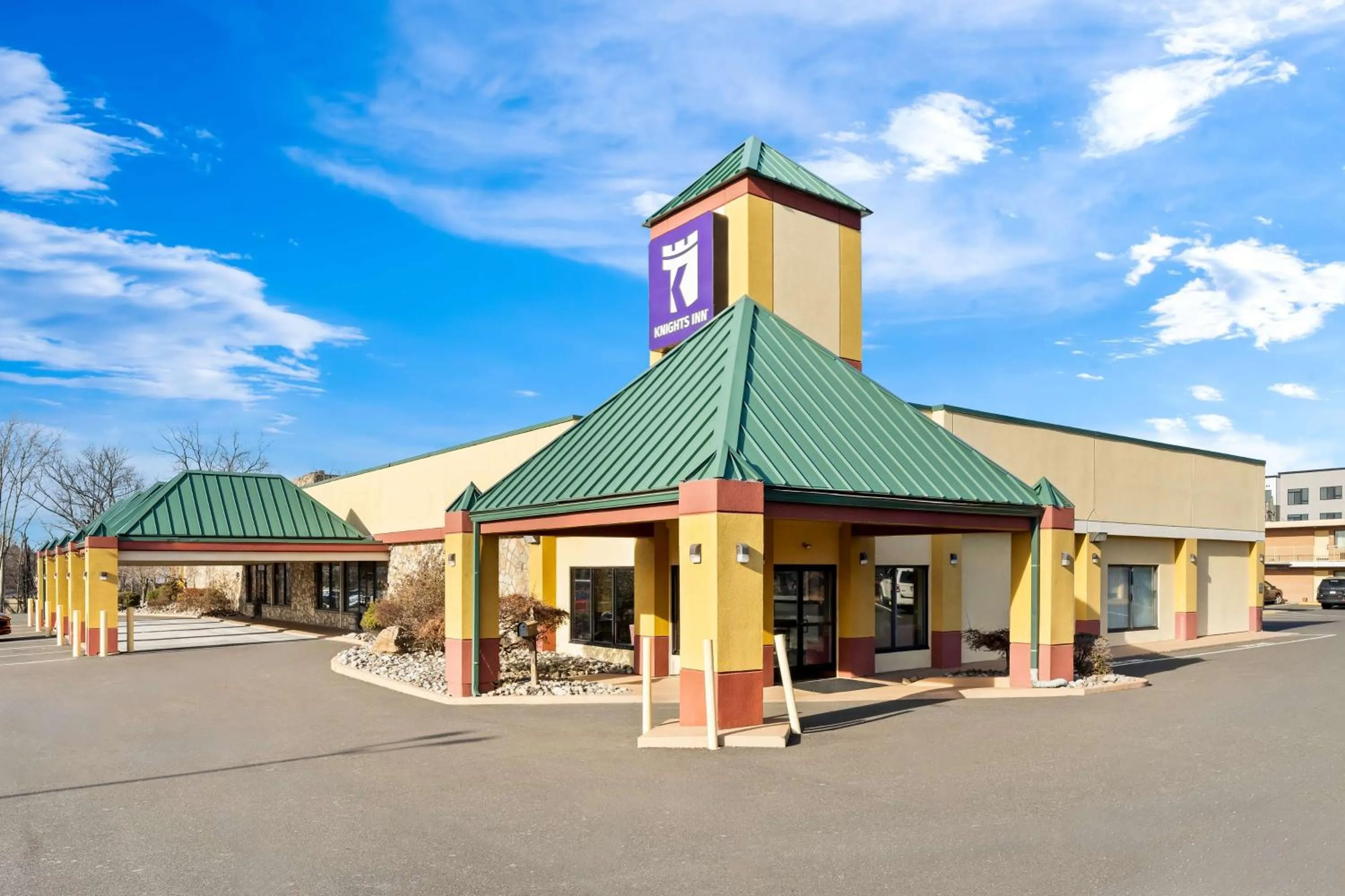Property building in Knights Inn Montgomeryville