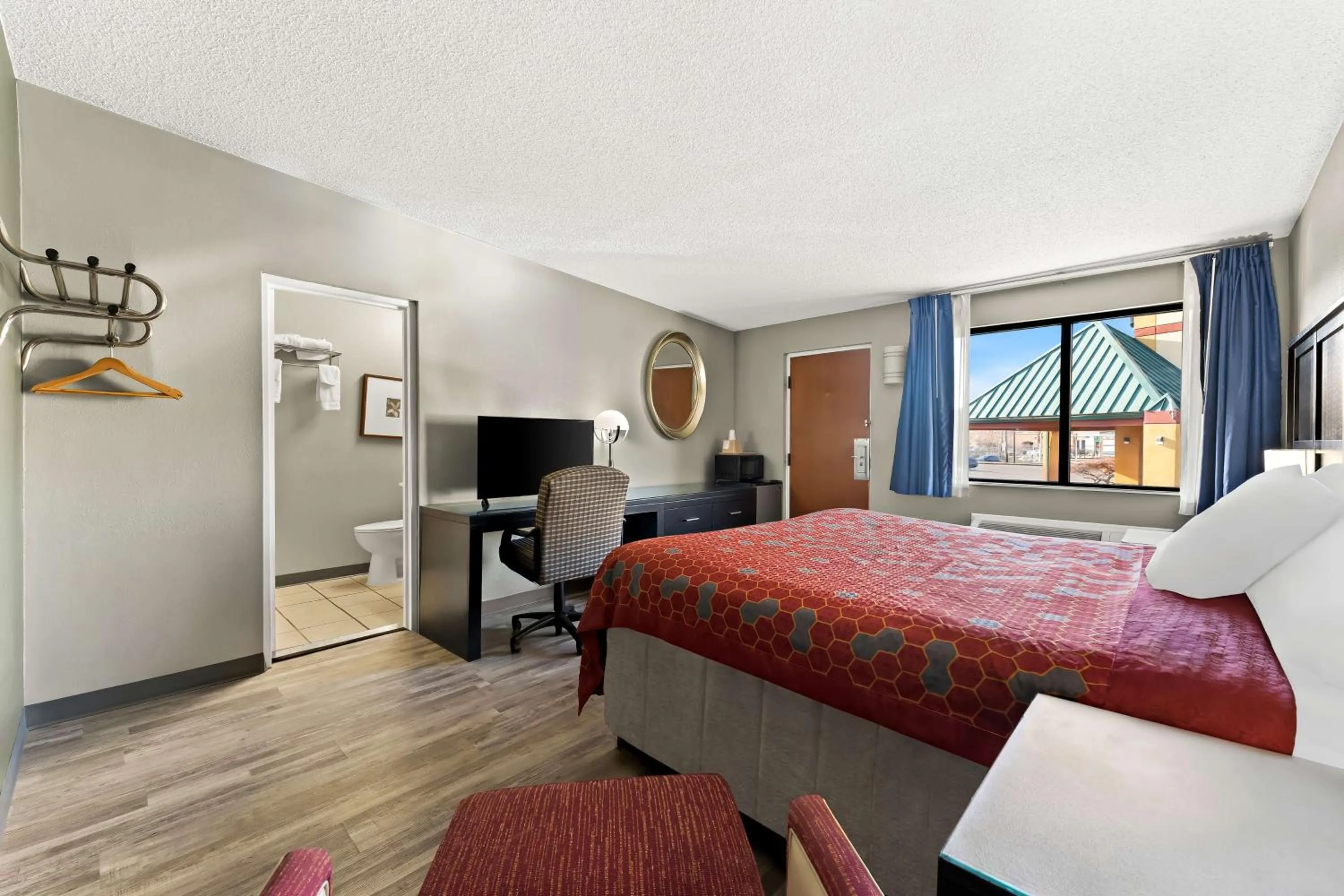 Bedroom, Bed in Knights Inn Montgomeryville