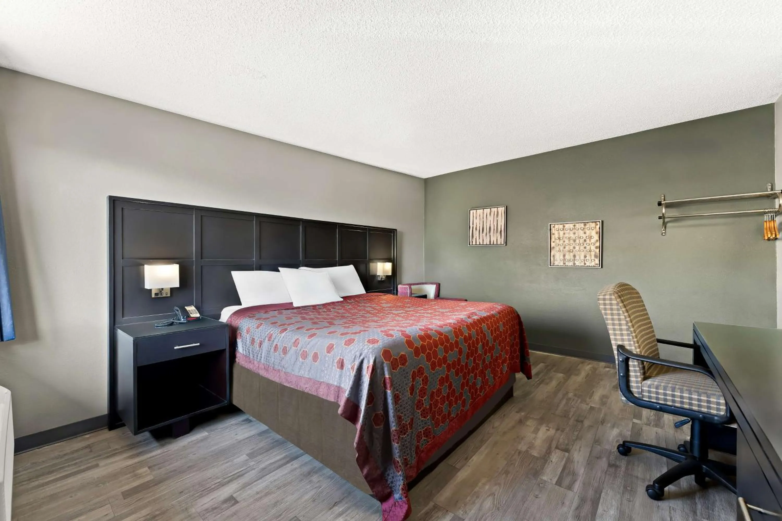 Bedroom, Bed in Knights Inn Montgomeryville