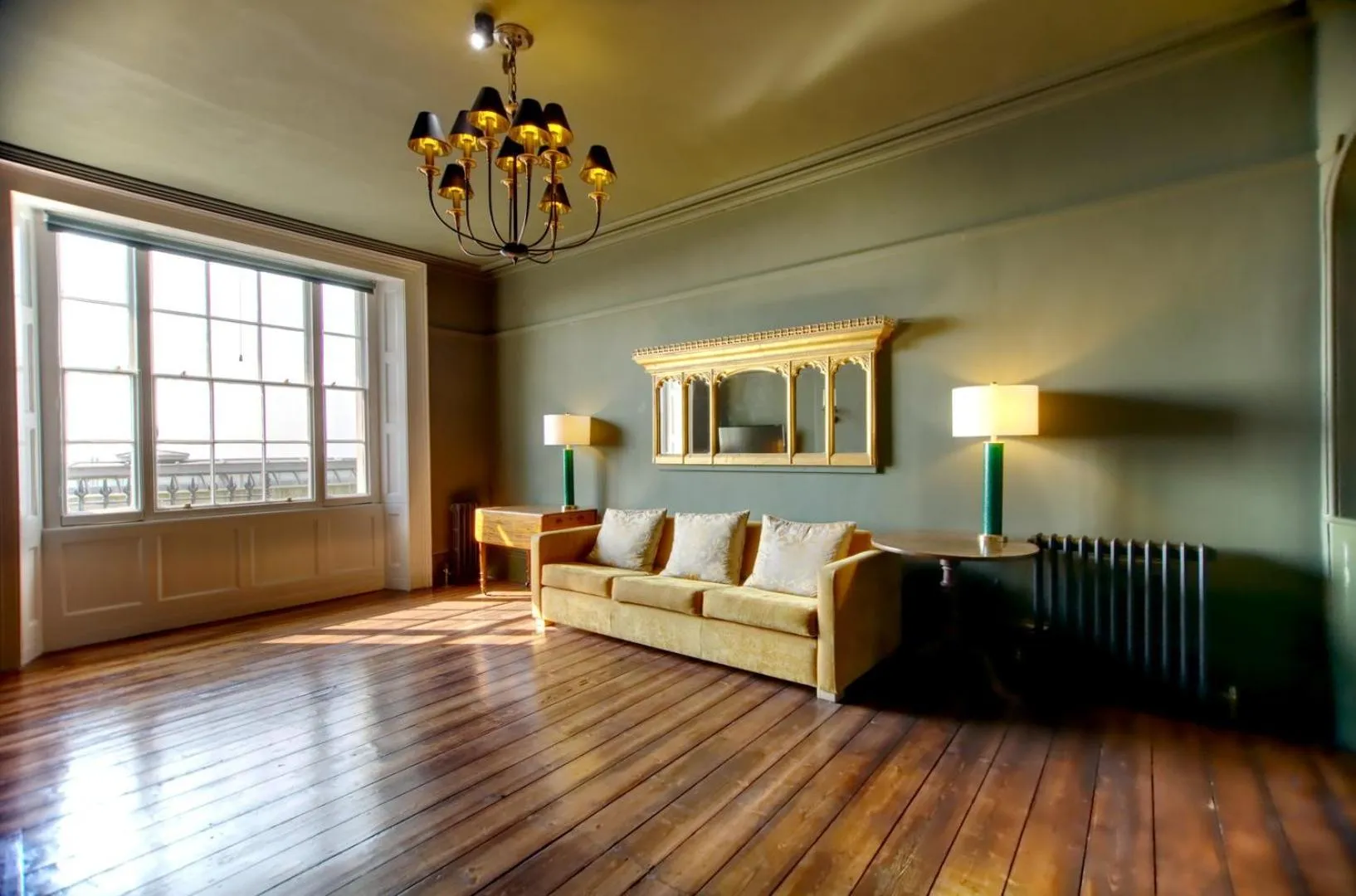 Living room, Bed in The Artists Retreat - Hastings