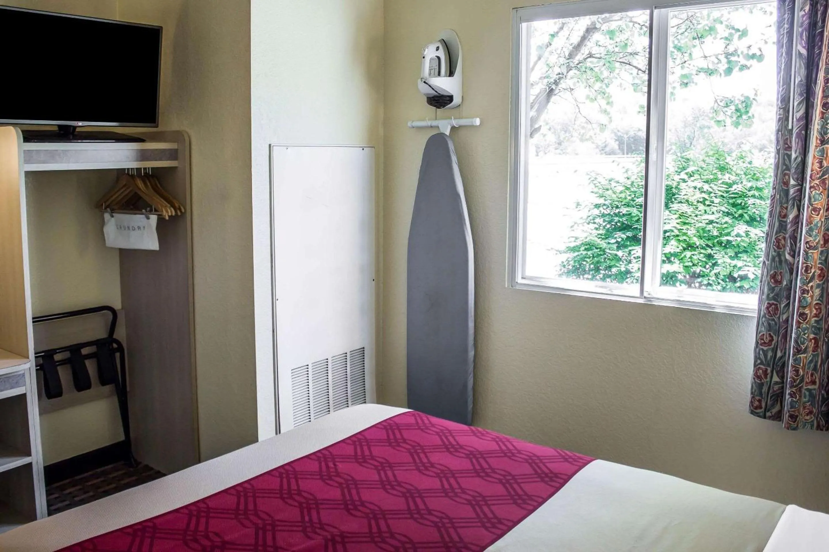 Photo of the whole room, Bed in Econo Lodge Meadville