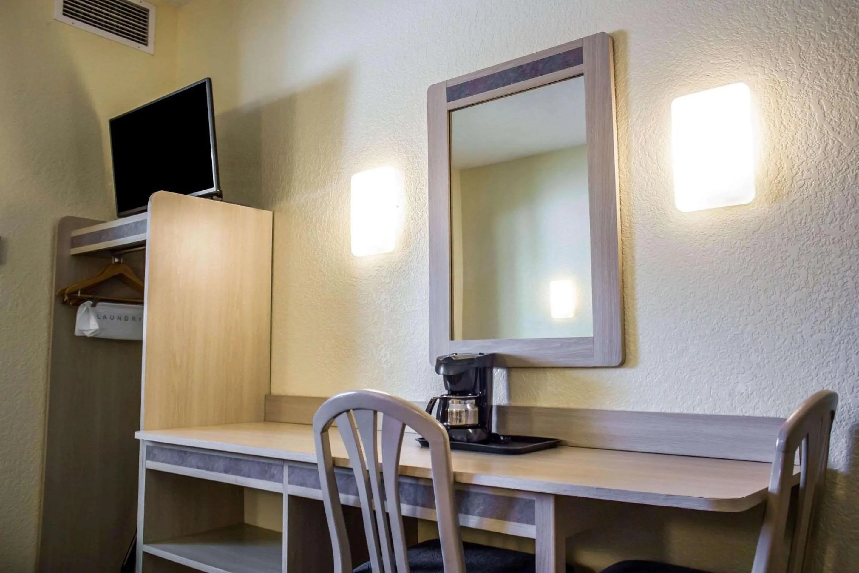 Photo of the whole room in Econo Lodge Meadville