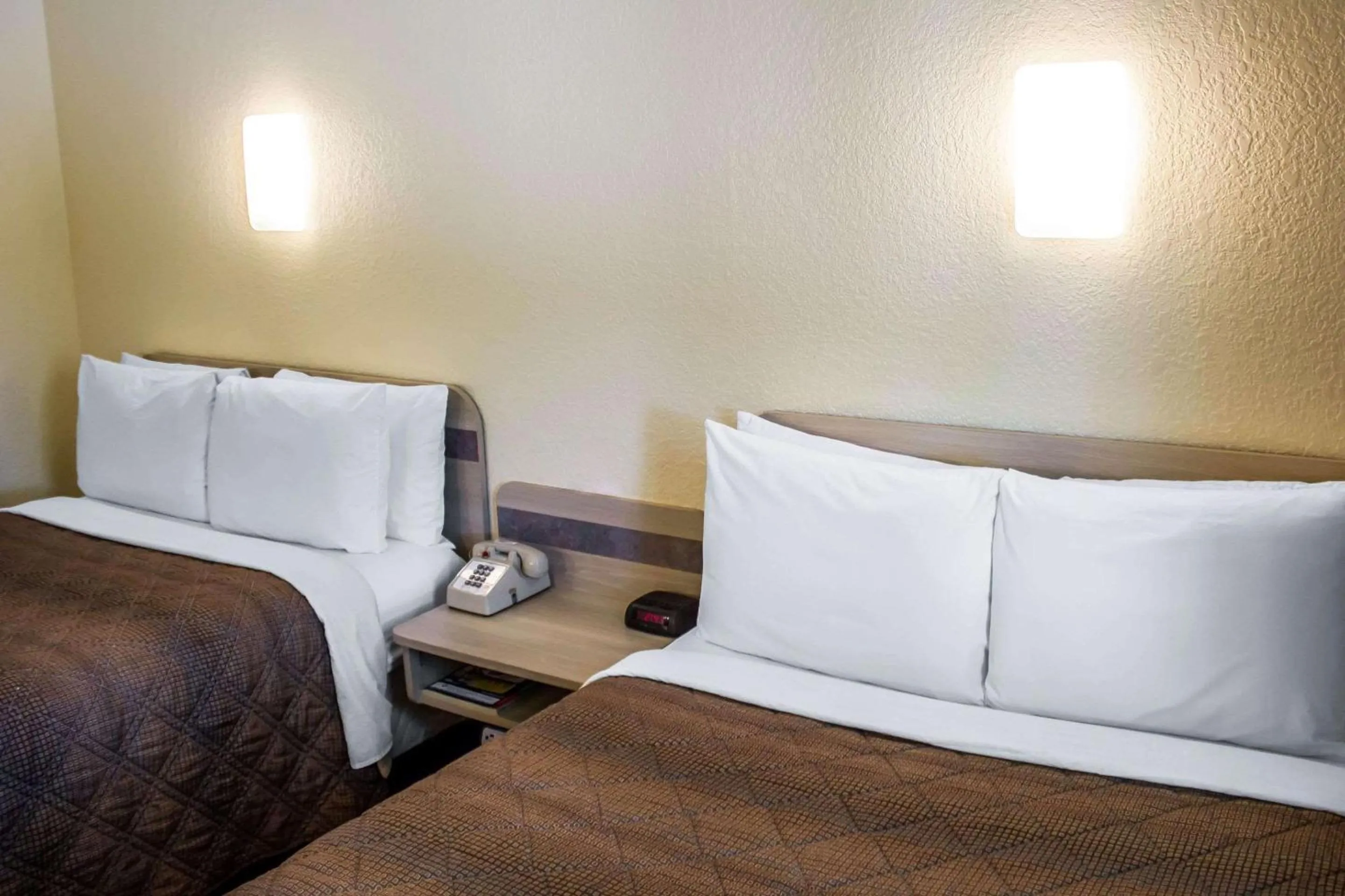 Photo of the whole room, Bed in Econo Lodge Meadville