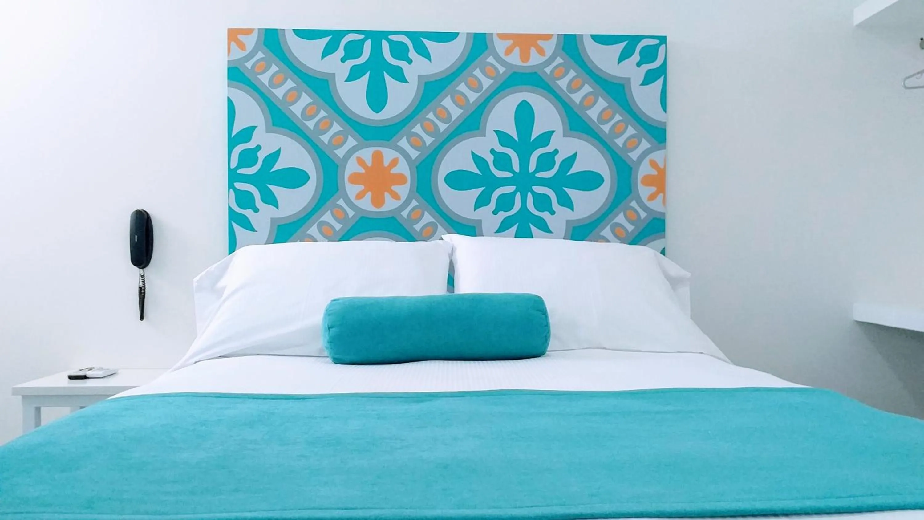 Staff, Bed in Akuamarina Hotel