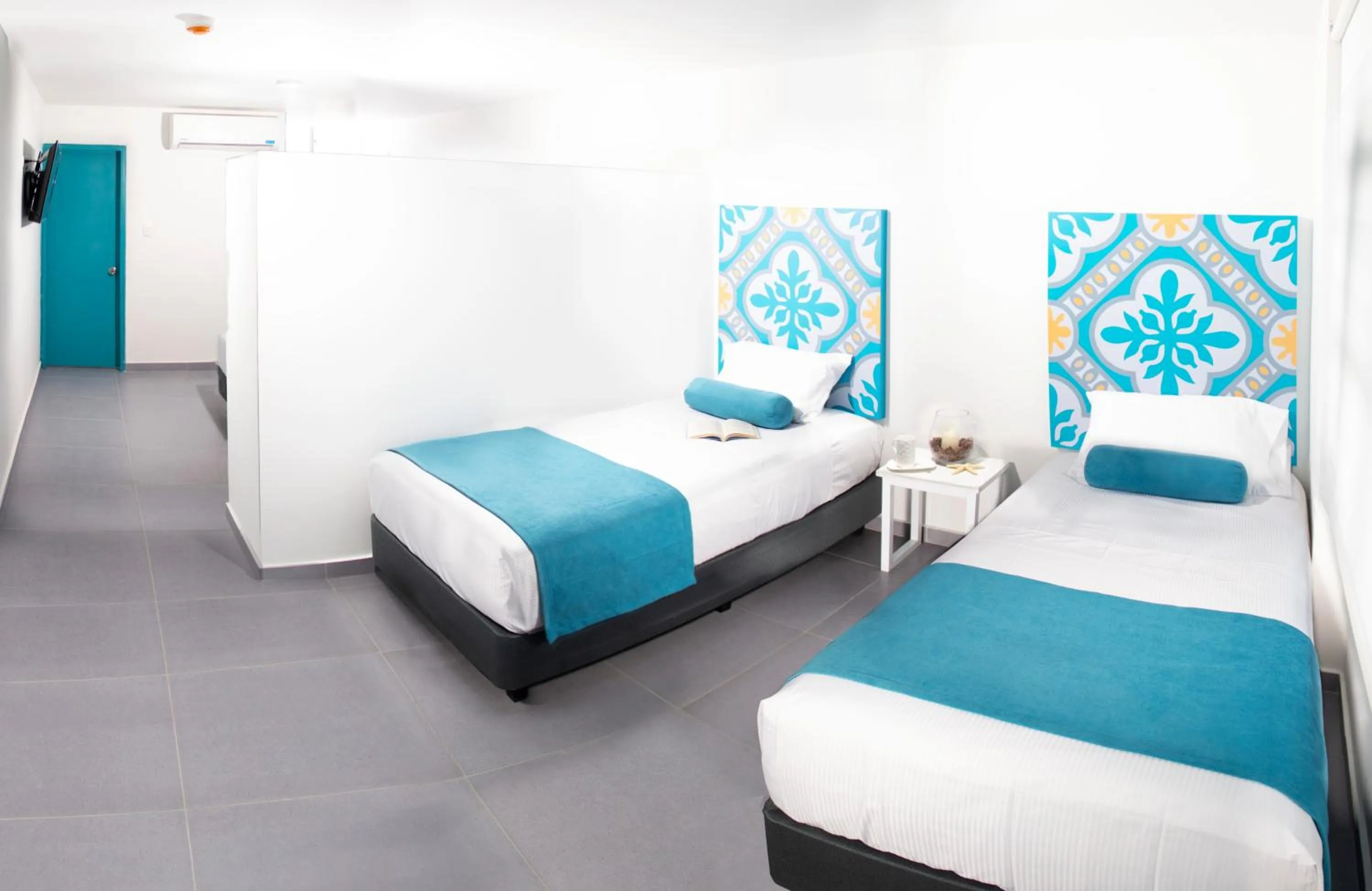 Staff, Bed in Akuamarina Hotel