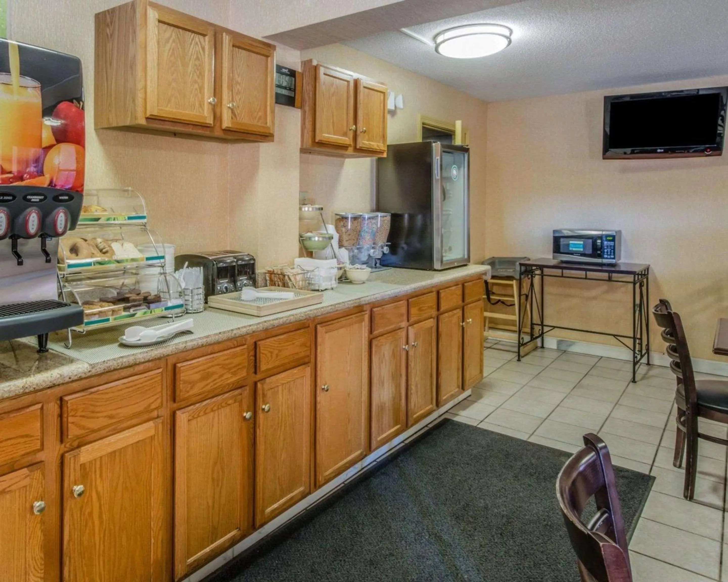 Restaurant/places to eat, Kitchen/Kitchenette in Quality Inn Barkeyville
