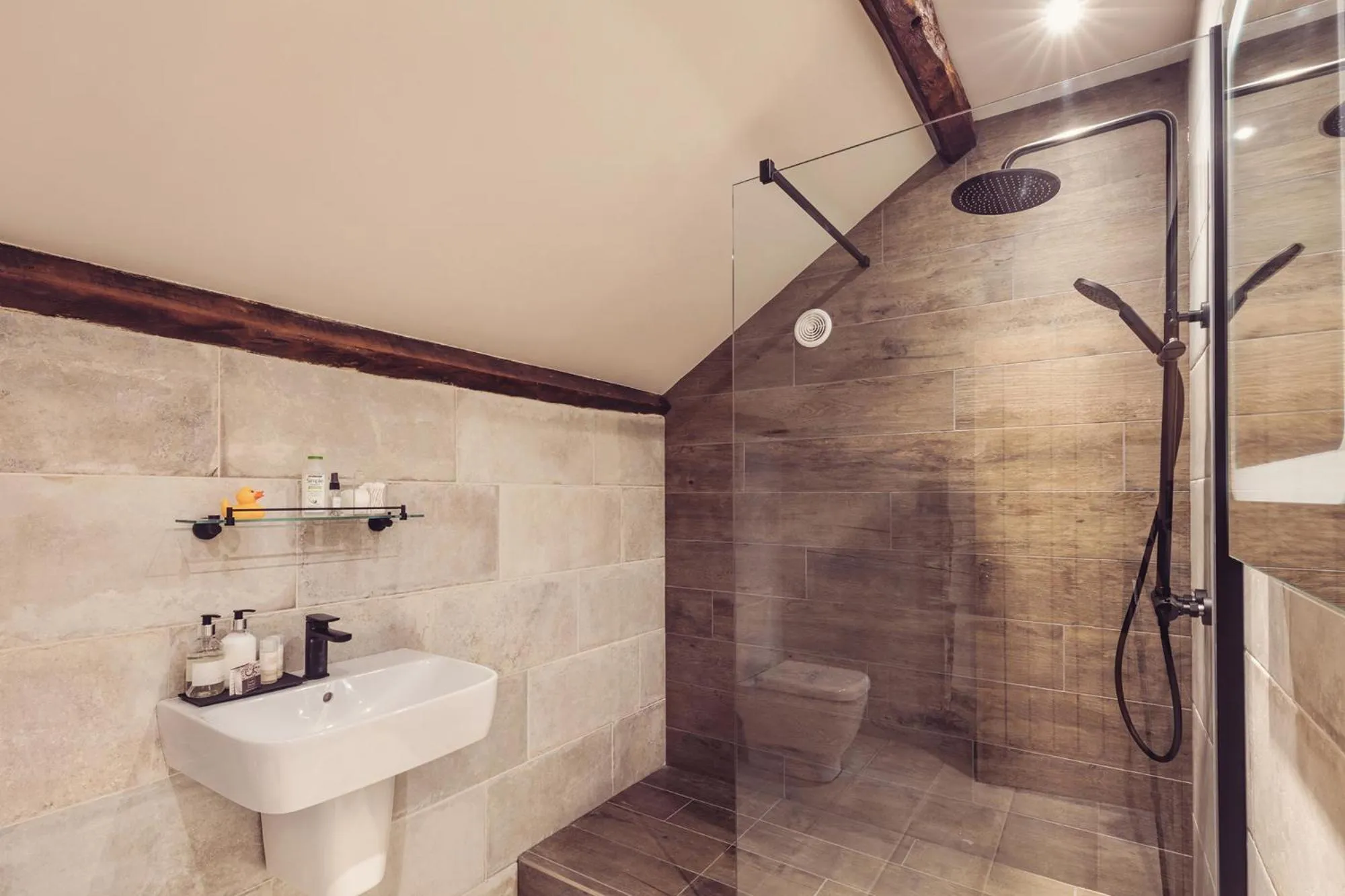 Shower in The New Inn