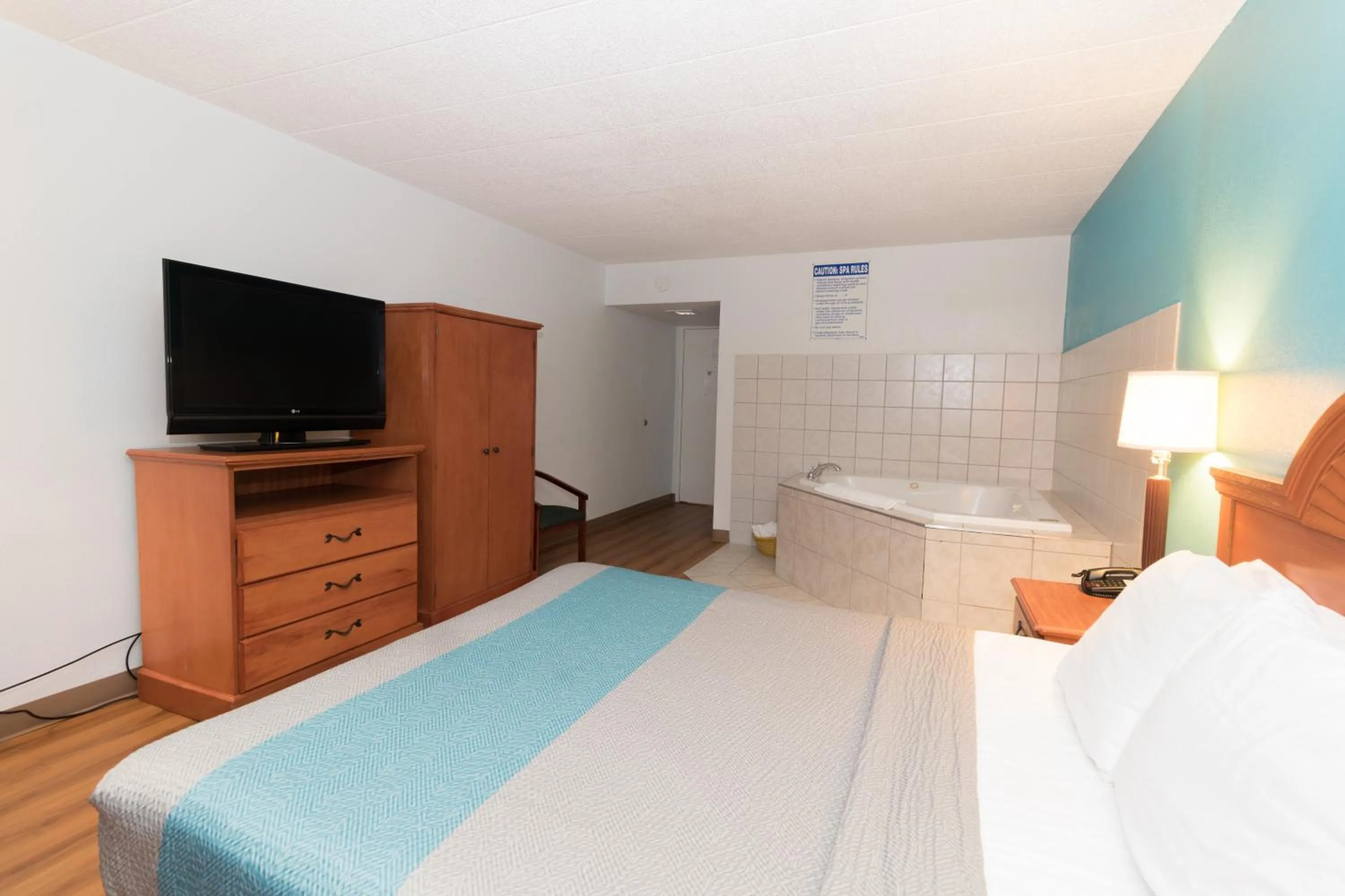 Photo of the whole room, Bed in Motel 6-Clarion, PA