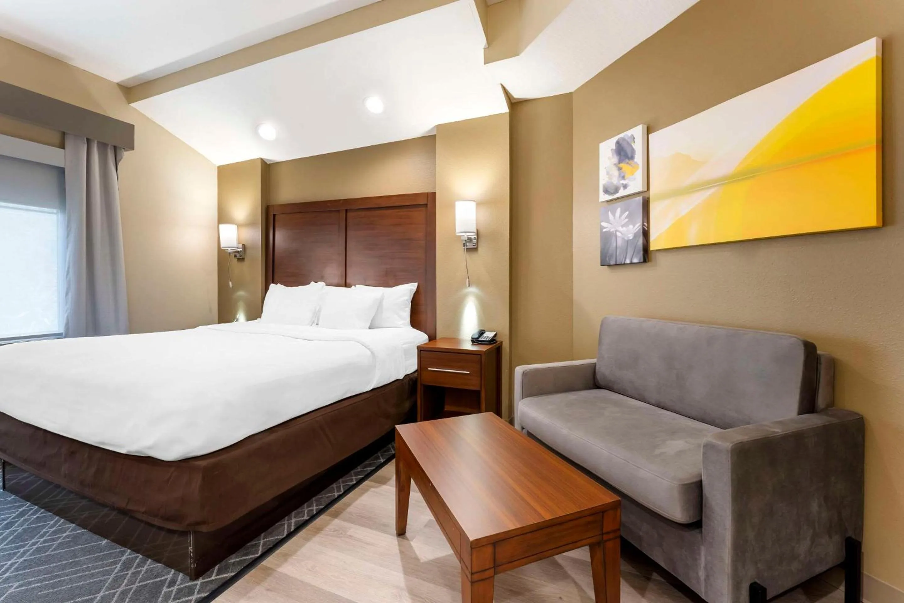 Bedroom, Bed in Comfort Suites Monaca