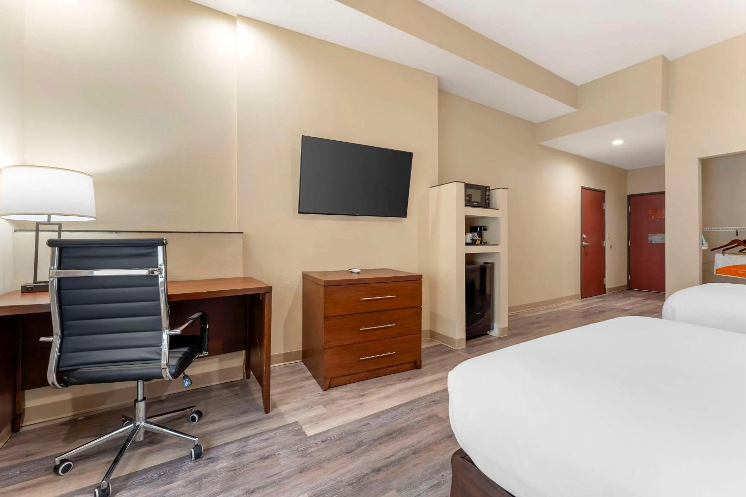 Bedroom, Bed in Comfort Suites Monaca