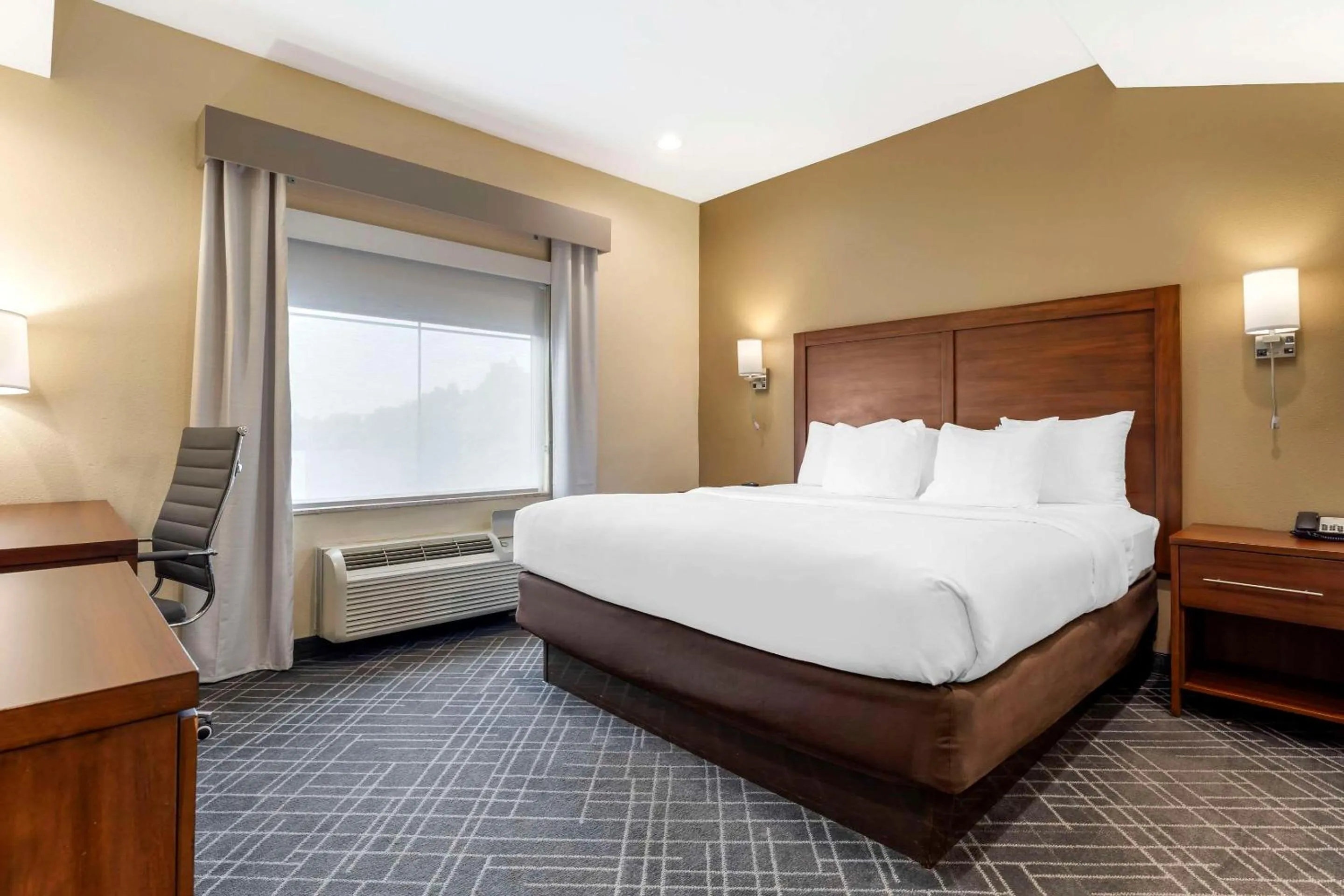Bedroom, Bed in Comfort Suites Monaca