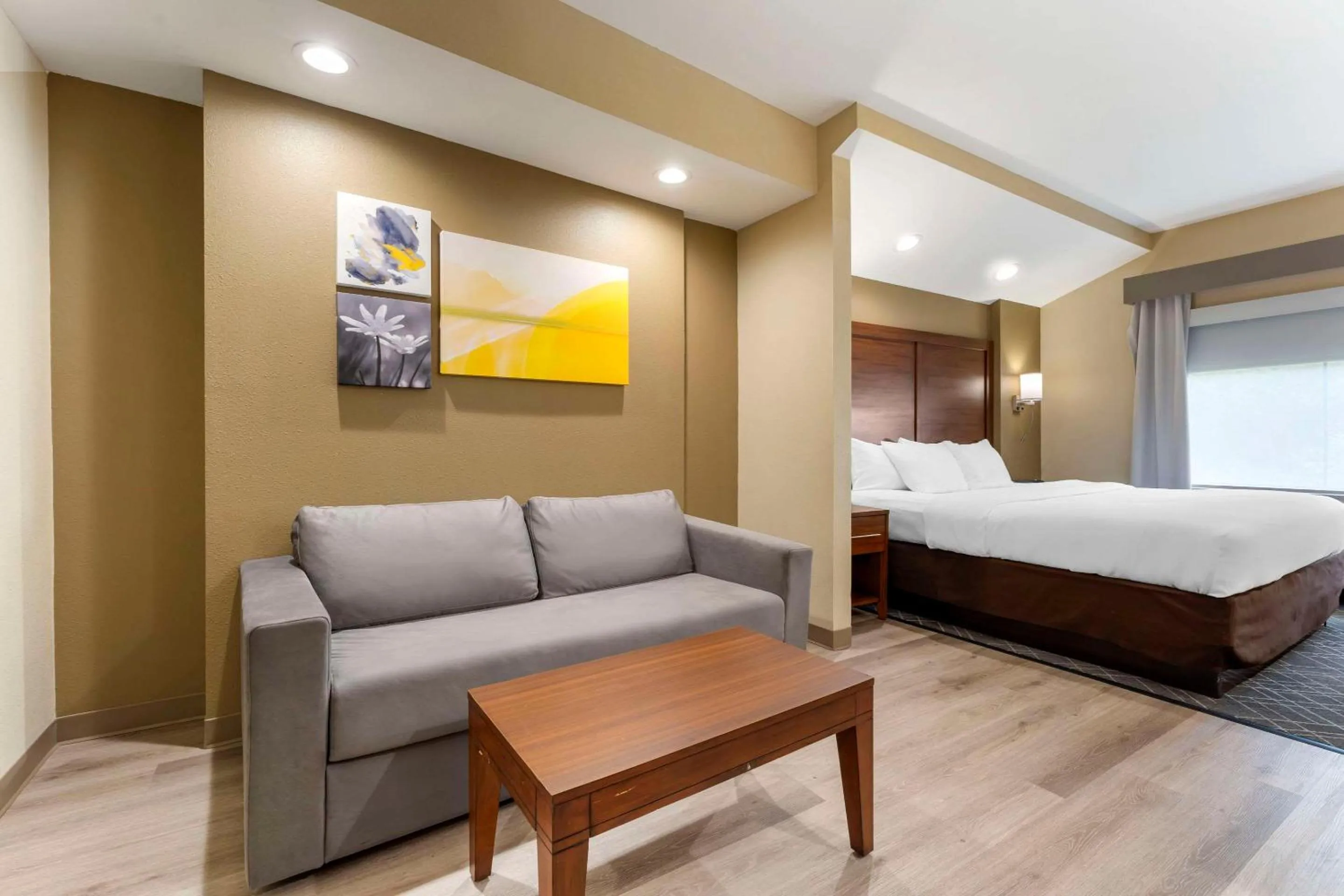 Bedroom, Bed in Comfort Suites Monaca