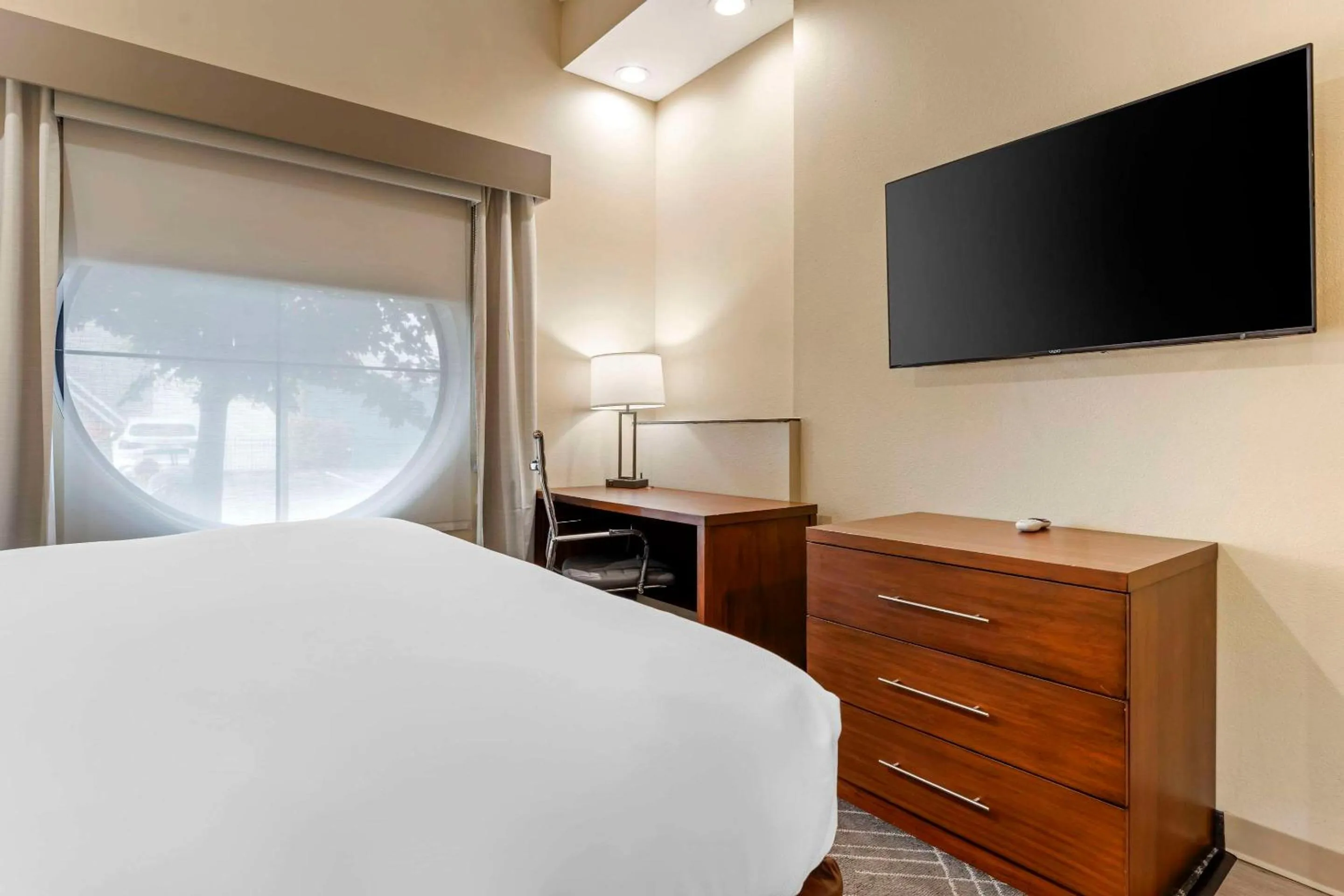 Bedroom, Bed in Comfort Suites Monaca