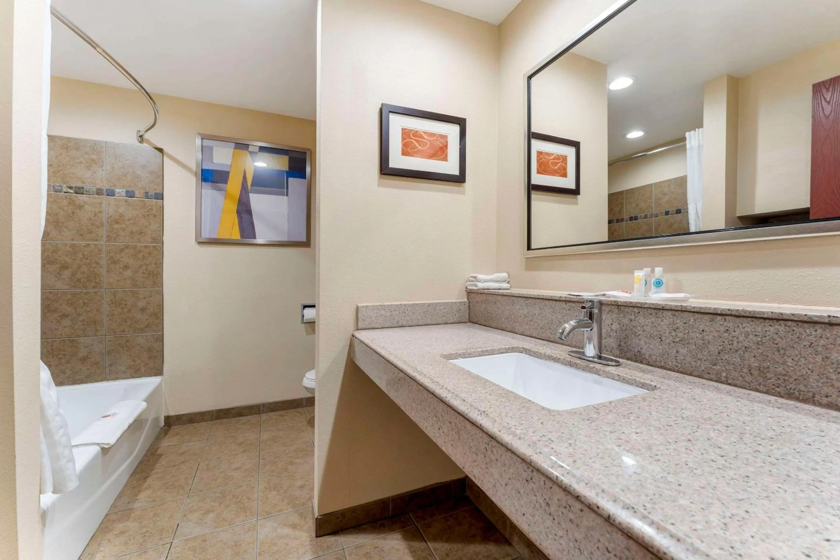 Bedroom in Comfort Suites Monaca