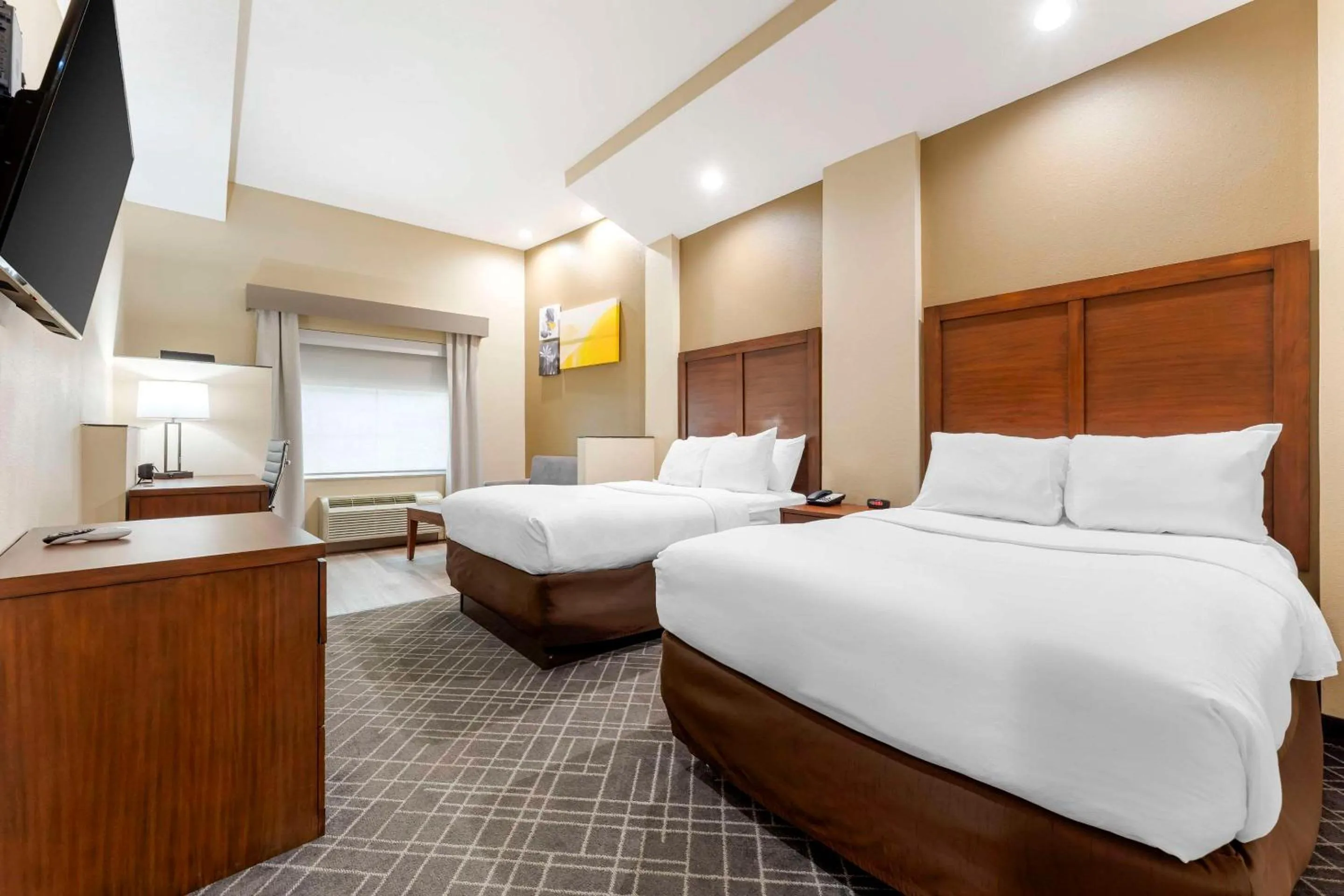 Bedroom, Bed in Comfort Suites Monaca