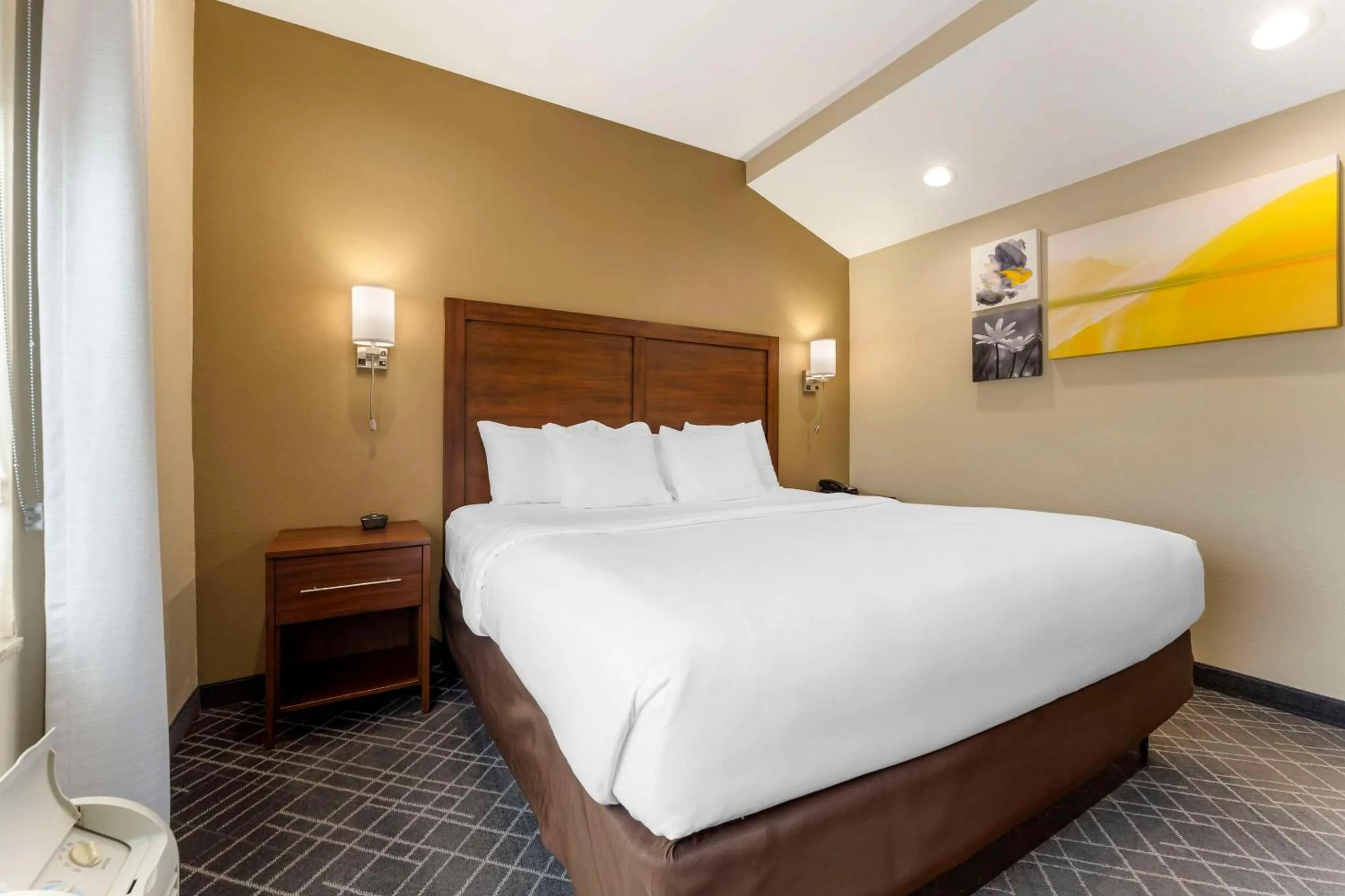 Bedroom, Bed in Comfort Suites Monaca