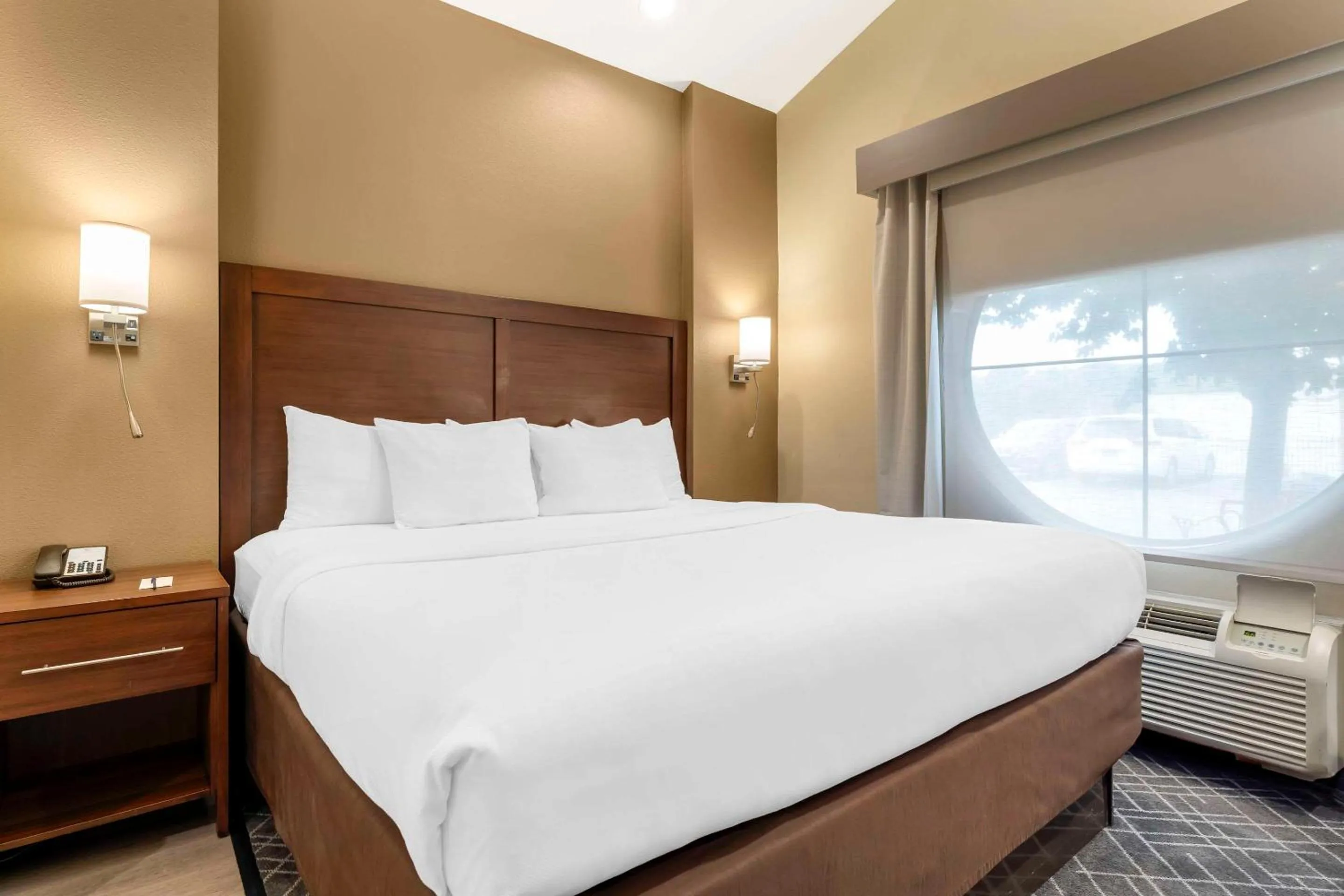 Bedroom, Bed in Comfort Suites Monaca