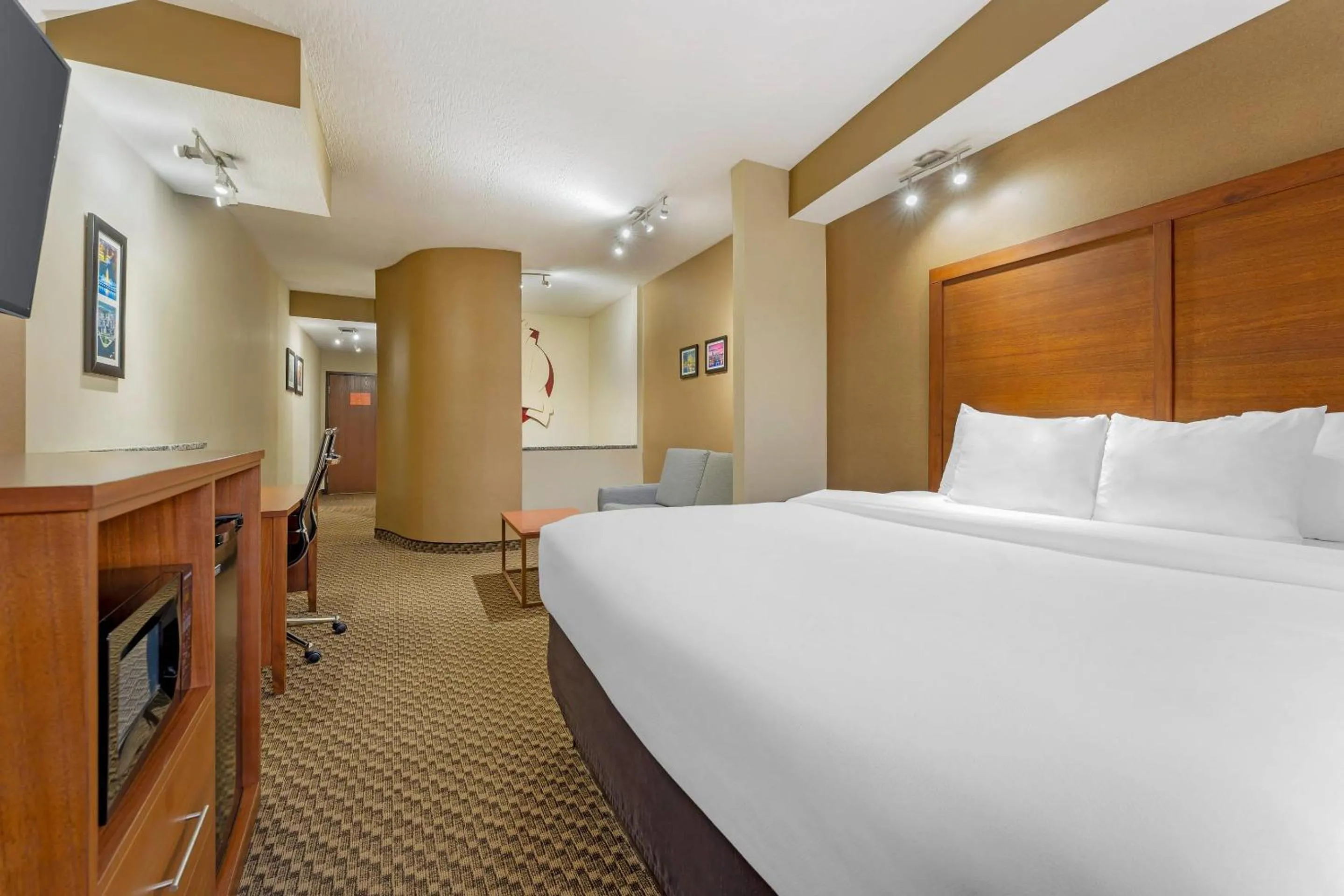 Bedroom, Bed in Comfort Suites Monroeville - Pittsburgh East