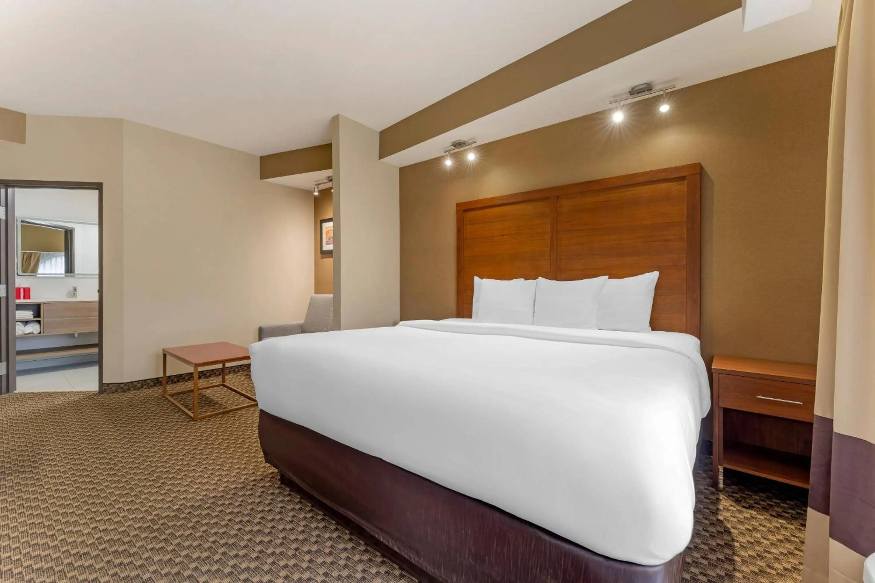Bedroom, Bed in Comfort Suites Monroeville - Pittsburgh East