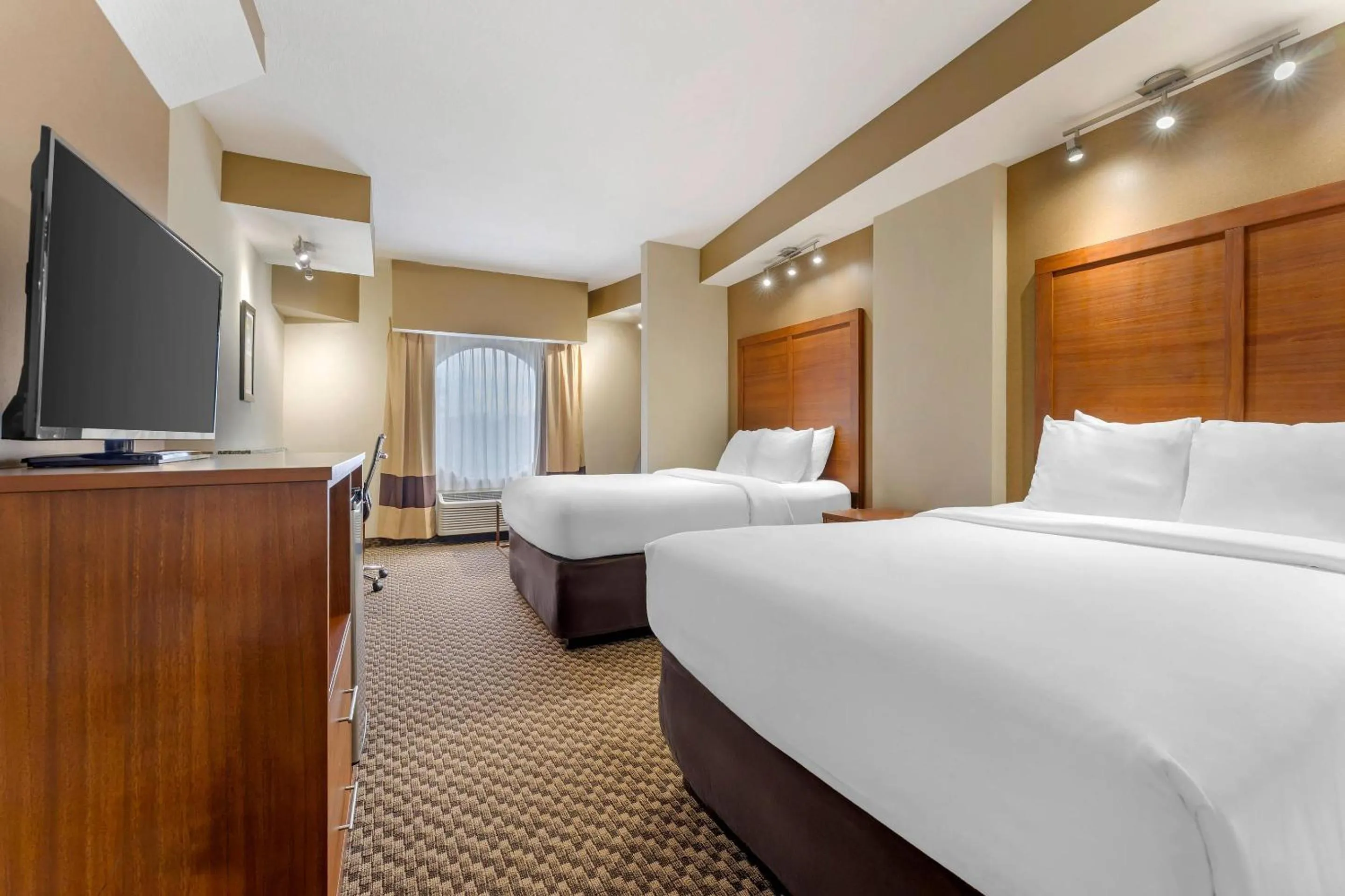 Bedroom, Bed in Comfort Suites Monroeville - Pittsburgh East