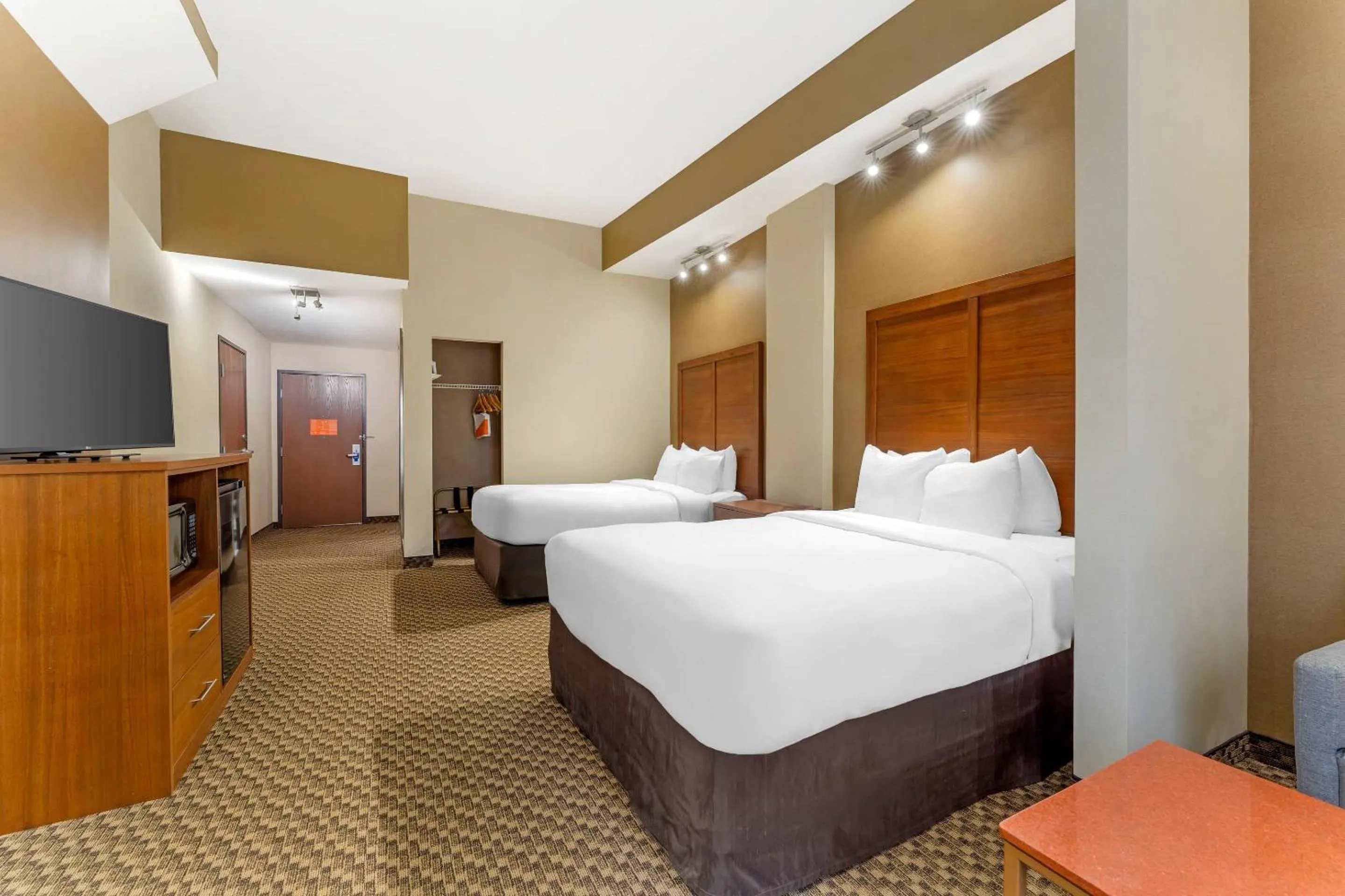 Bedroom, Bed in Comfort Suites Monroeville - Pittsburgh East